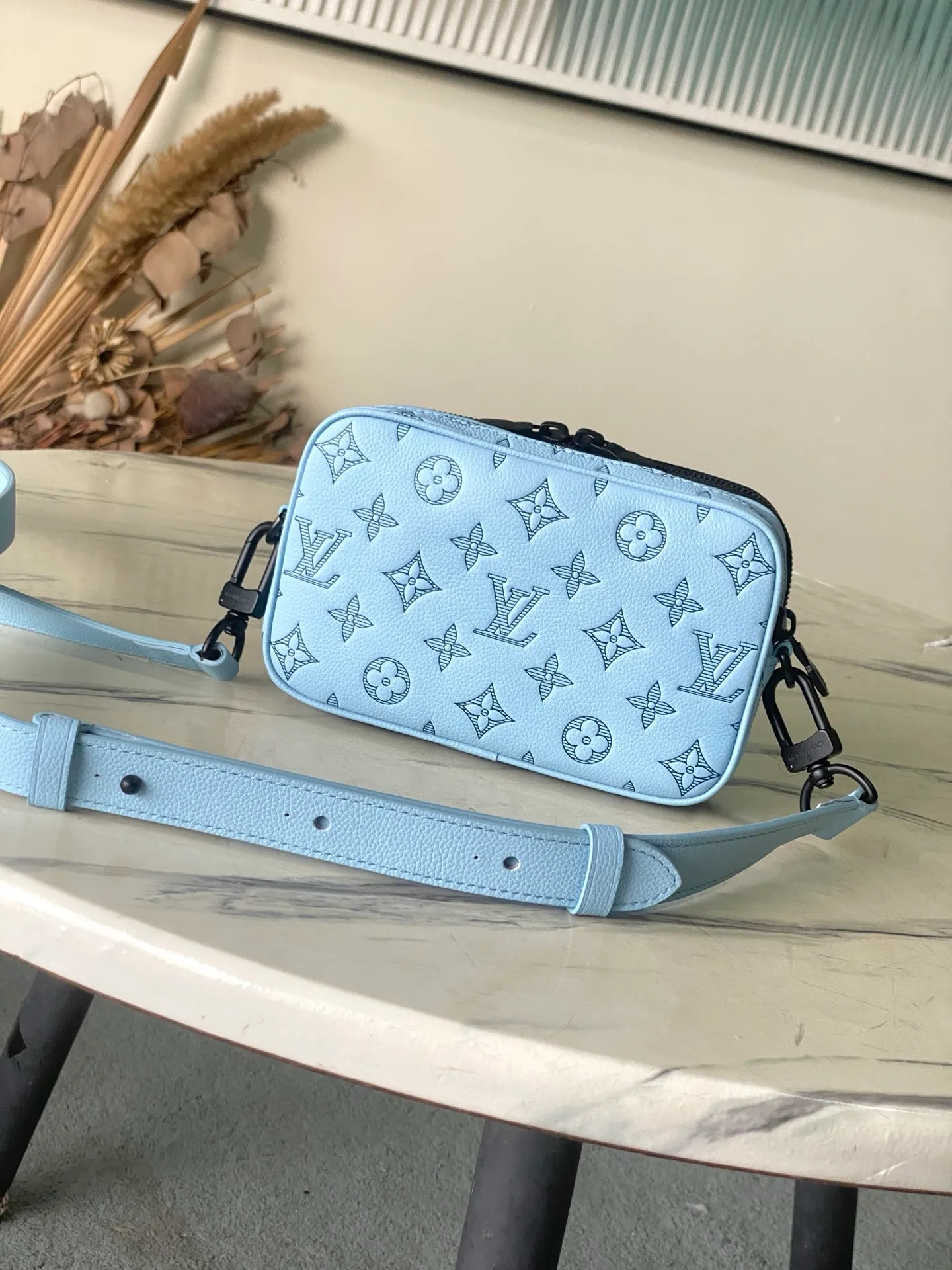 💰1000 (top-grain leather) top-grade original M14790 Nano Alpha handbag is made of Monogram Shadow leather with subtle embossing of Monogram pattern, which makes the compact structure show elegant style. Rivet elements mark the brand's mark, zipper compartments and external patch pockets are convenient for storing daily needs, and the detachable and adjustable leather shoulder strap allows for comfortable carrying. 11 x 18.5 x 6.5 cm (length x height x width)
