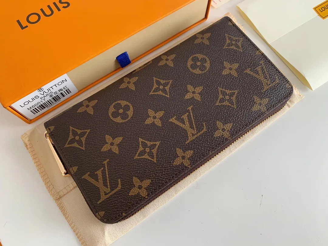💰100 💎M60017 inner color ❤️Old Flower Rose ZIPPY zipper wallet. The Zippy wallet pays homage to Louis Vuitton's heritage of travel and trunk making, with a travel-style patch and Louis Vuitton logo. With its compact interior and simple design, this wallet is ideal for everyday use. Model M60017. Size: 19x10.
