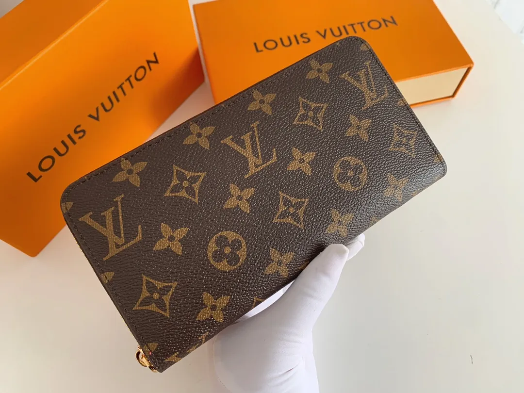 💰100 💎M60017 inner color ❤️Old Flower Rose ZIPPY zipper wallet. The Zippy wallet pays homage to Louis Vuitton's heritage of travel and trunk making, with a travel-style patch and Louis Vuitton logo. With its compact interior and simple design, this wallet is ideal for everyday use. Model M60017. Size: 19x10.