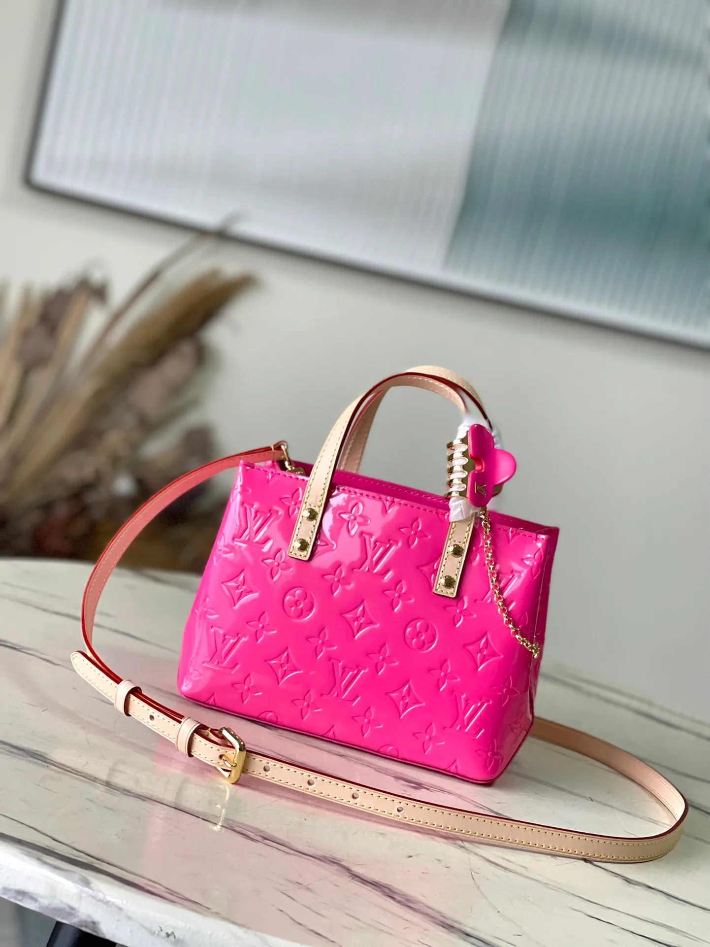 💰1360 (top layer leather) top original order M24144 Rose Red This small Reade handbag is made of bright Monogram Vemis leather, including cow leather top handles and shoulder straps. The trendy pastel color palette of Zhouyuan's 2000 spring and summer series complements the Monogram embossed pattern. Bright hairpins add another touch of sophistication. Dimensions: 22 × 16.5 × 11 cm