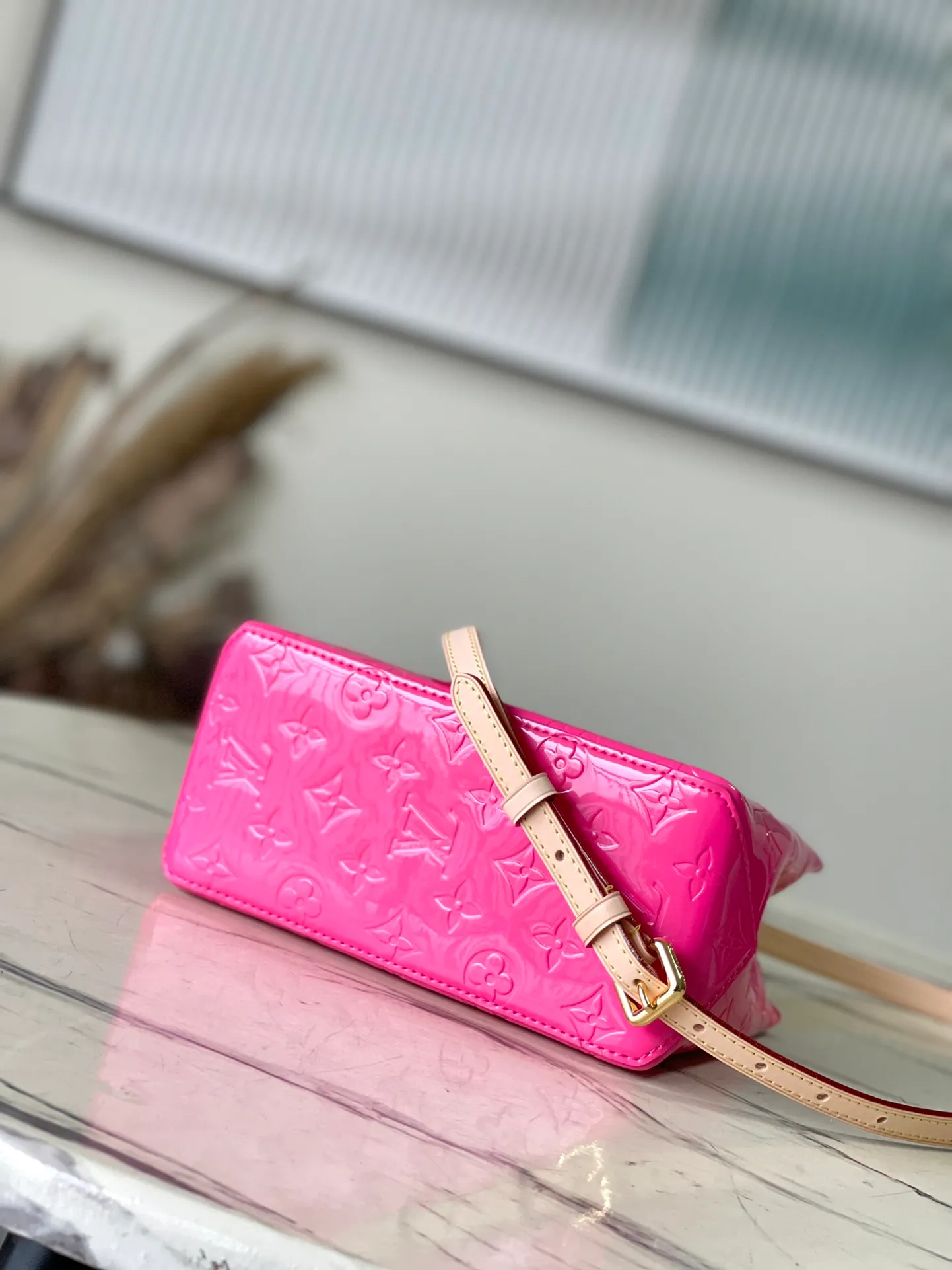 💰1360 (top layer leather) top original order M24144 Rose Red This small Reade handbag is made of bright Monogram Vemis leather, including cow leather top handles and shoulder straps. The trendy pastel color palette of Zhouyuan's 2000 spring and summer series complements the Monogram embossed pattern. Bright hairpins add another touch of sophistication. Dimensions: 22 × 16.5 × 11 cm