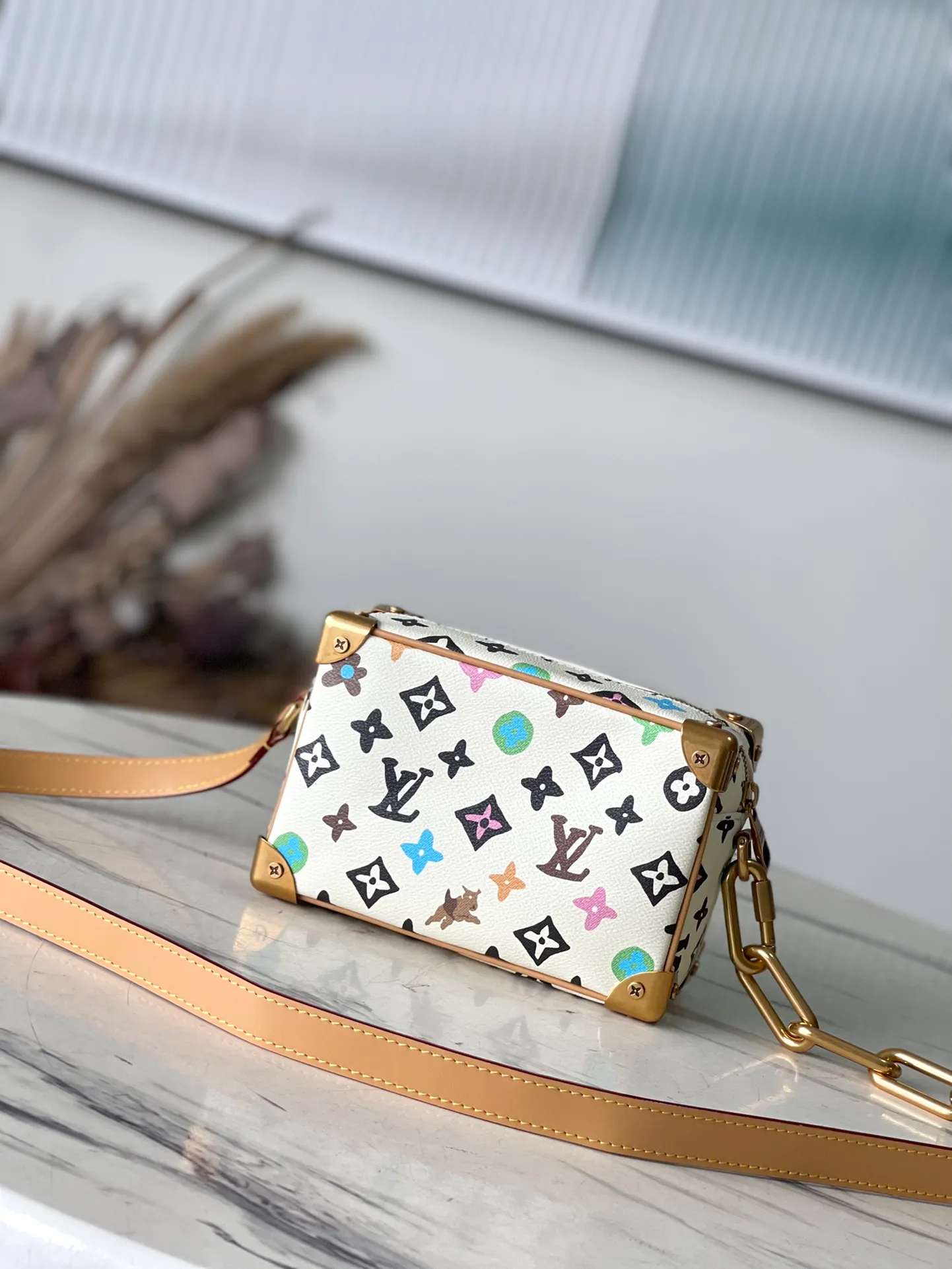 💰1080 (steel hardware) top original order M25132 This Mini Soft Trunk handbag has both classic heritage and modern style. The MonogramCraggy canvas presents a hand-painted Monogram pattern, integrating Monogram flowers, LV letters, chrysanthemums and puppy elements. The chain connecting the detachable shoulder strap and the decorative chain on the front zipper shimmer with metallic sheen. Dimensions: 18.5 × 13 × 8 cm