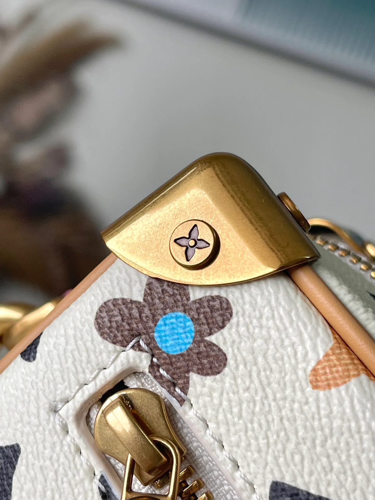 💰1080 (steel hardware) top original order M25132 This Mini Soft Trunk handbag has both classic heritage and modern style. The MonogramCraggy canvas presents a hand-painted Monogram pattern, integrating Monogram flowers, LV letters, chrysanthemums and puppy elements. The chain connecting the detachable shoulder strap and the decorative chain on the front zipper shimmer with metallic sheen. Dimensions: 18.5 × 13 × 8 cm