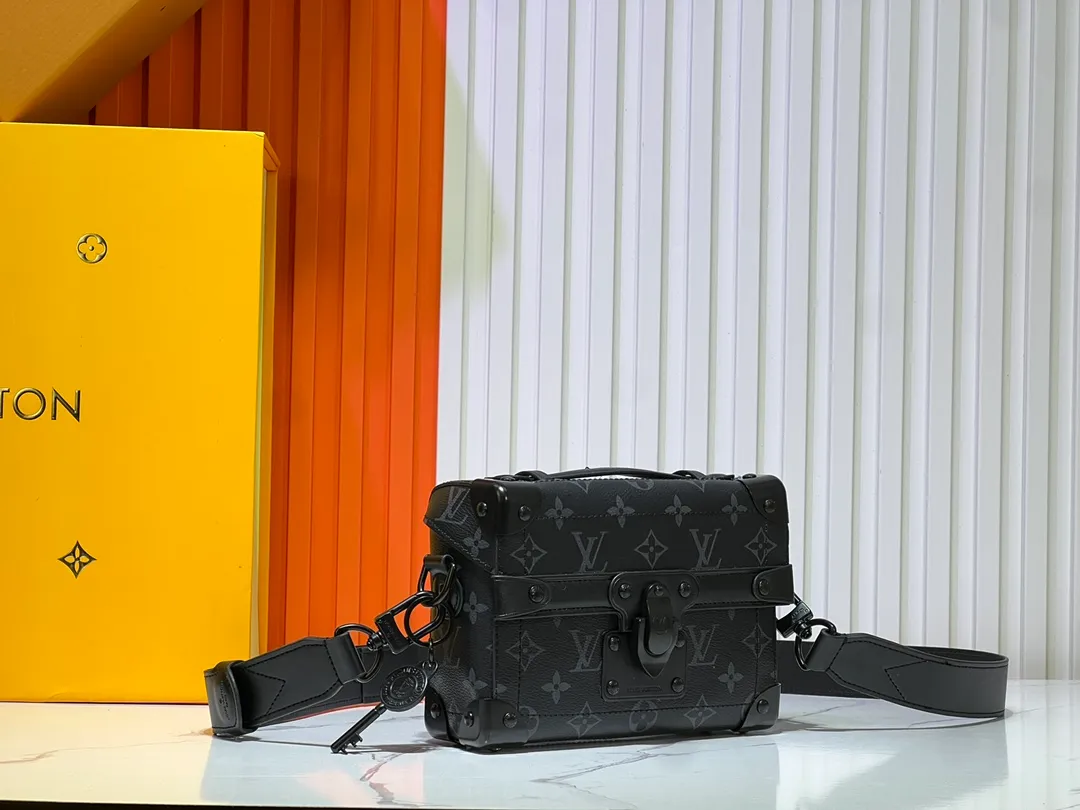 Batch 380💰M11743 black flower M11516 black M11535 old flower M12686 green This Soul Trunk handbag is crafted by Pharrell Williams and is made of flexible LV Colorado cow leather with a grained texture. The Tumbler's magnetic clasp, rivets and top handles harken back to classic hard case elements, while a removable and adjustable shoulder strap completes the sophisticated details. Size: 19x15x7cm