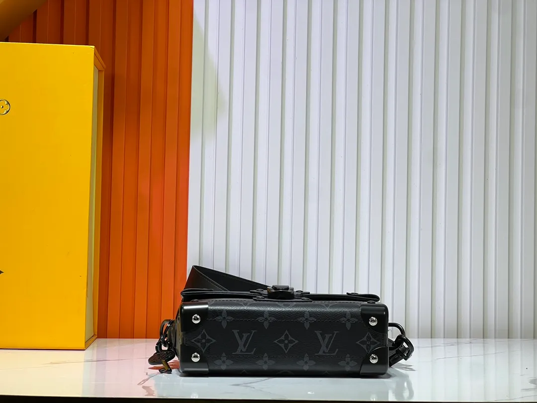 Batch 380💰M11743 black flower M11516 black M11535 old flower M12686 green This Soul Trunk handbag is crafted by Pharrell Williams and is made of flexible LV Colorado cow leather with a grained texture. The Tumbler's magnetic clasp, rivets and top handles harken back to classic hard case elements, while a removable and adjustable shoulder strap completes the sophisticated details. Size: 19x15x7cm