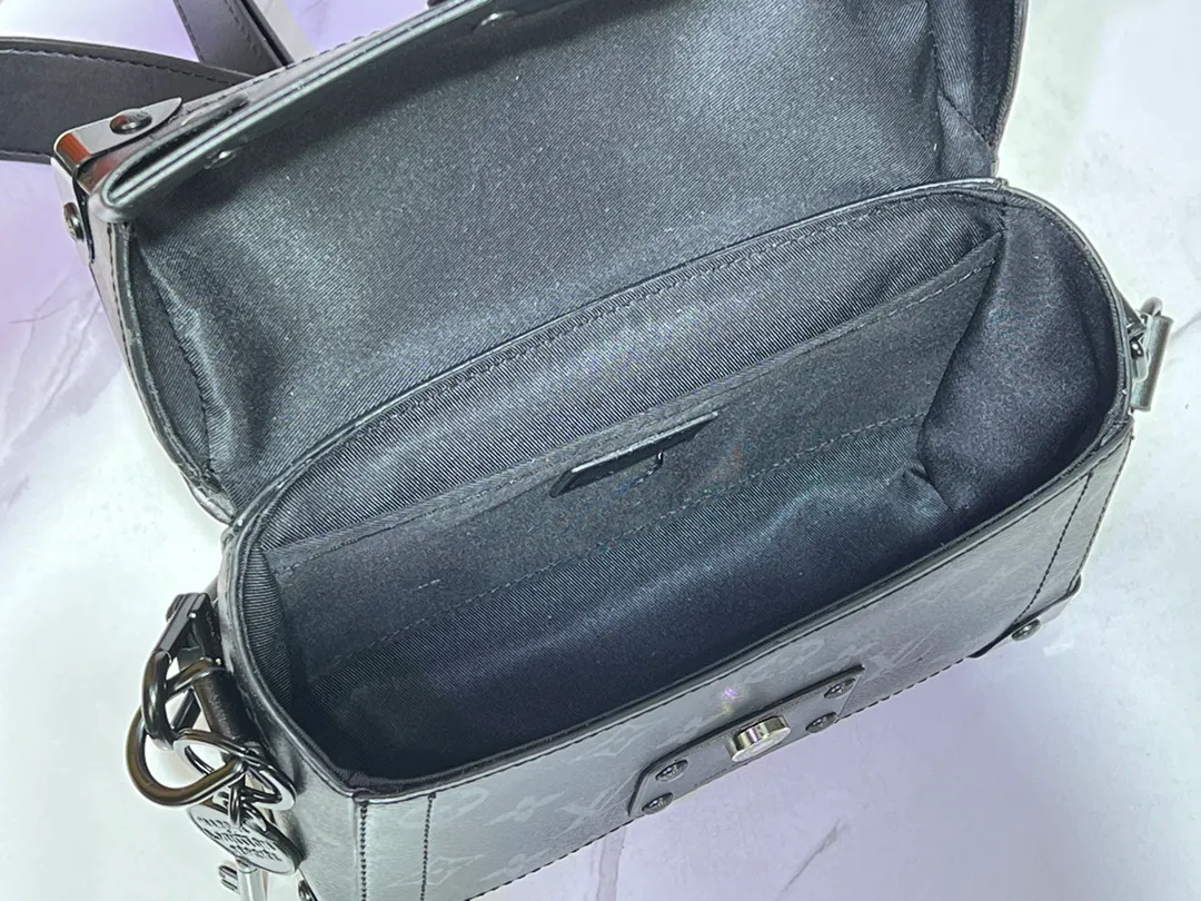 Batch 380💰M11743 black flower M11516 black M11535 old flower M12686 green This Soul Trunk handbag is crafted by Pharrell Williams and is made of flexible LV Colorado cow leather with a grained texture. The Tumbler's magnetic clasp, rivets and top handles harken back to classic hard case elements, while a removable and adjustable shoulder strap completes the sophisticated details. Size: 19x15x7cm