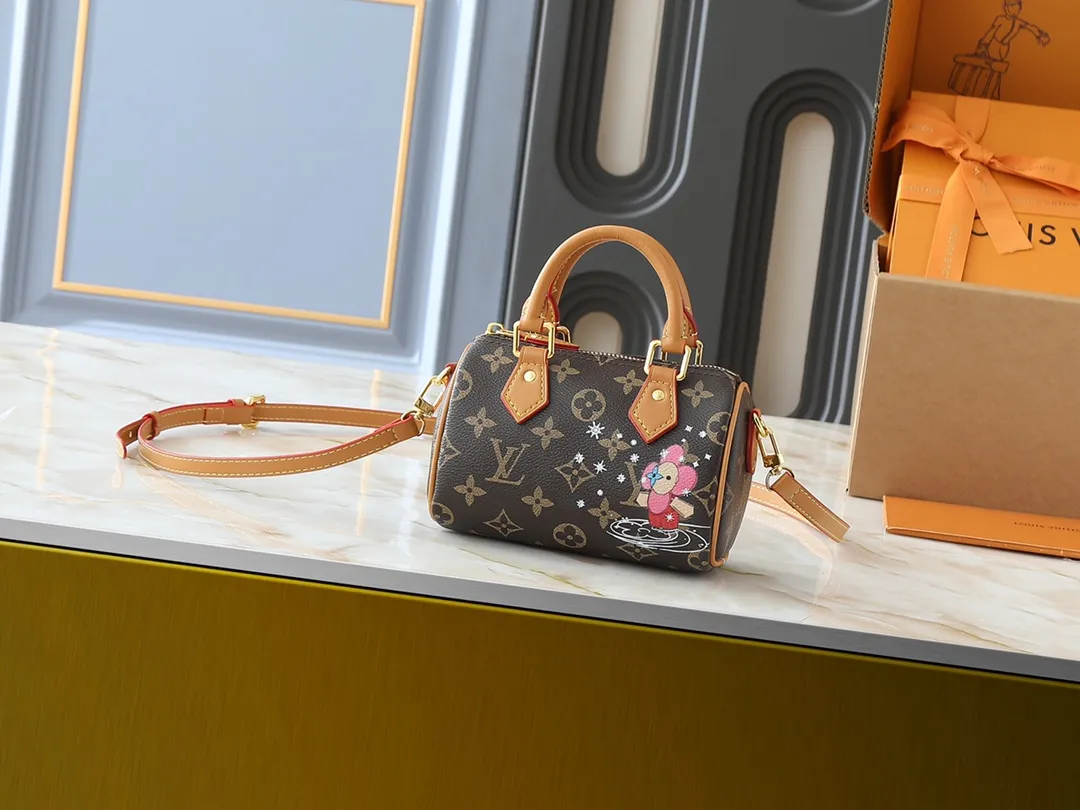 💰180💰Upgraded original [NANO SPEEDY handbag] M81085 m82624 Presbyopia/pink (silk screen) Christmas model This Nano Speedy handbag combines Monogram canvas and distressed cow leather trim, condensing the classic configuration of the Speedy travel bag in the 1930s. The body of the bag features the brand's mascot, Vivienne, in a joyful and gliding image. The fabric lining reflects her petals, and it has top handles and a detachable and adjustable shoulder strap.  Dimensions: 16 x 10 x 7.5 cm