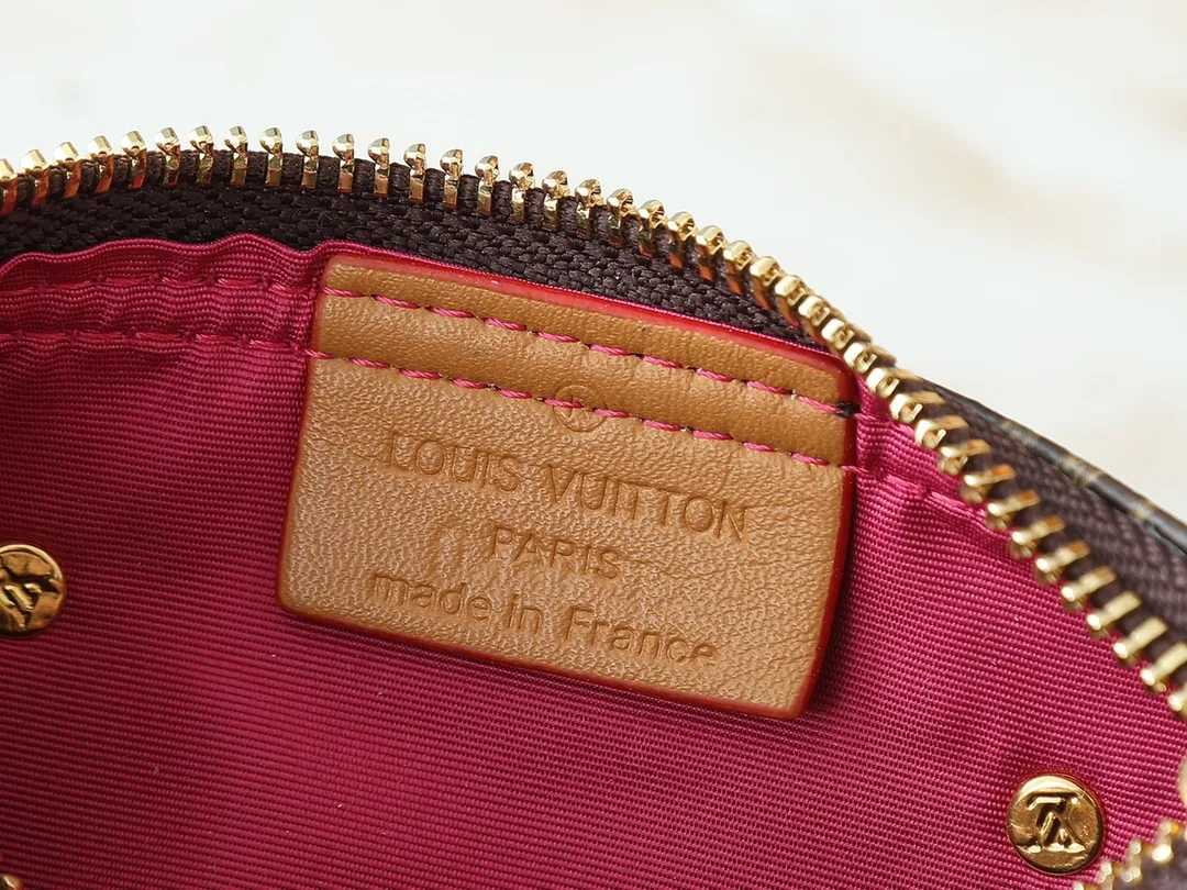 💰180💰Upgraded original [NANO SPEEDY handbag] M81085 m82624 Presbyopia/pink (silk screen) Christmas model This Nano Speedy handbag combines Monogram canvas and distressed cow leather trim, condensing the classic configuration of the Speedy travel bag in the 1930s. The body of the bag features the brand's mascot, Vivienne, in a joyful and gliding image. The fabric lining reflects her petals, and it has top handles and a detachable and adjustable shoulder strap.  Dimensions: 16 x 10 x 7.5 cm