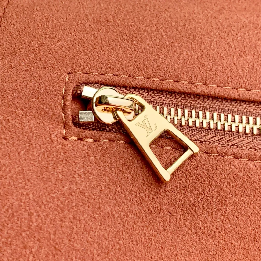 💰1300 (top-grain leather) Top-quality original M14324 black This Anytime medium handbag traces back to the Promenade handbag that was born in 1988, making it a perfect choice for daily commuting and weekend travel. The Monogram Empreinte leather bag is embellished with shiny metal hardware, and the LV padlock can be hung from the sliding chain shoulder strap, making it easy to explore a variety of styling possibilities and carrying methods. 27 x 14 x 42 cm (height x width x length)