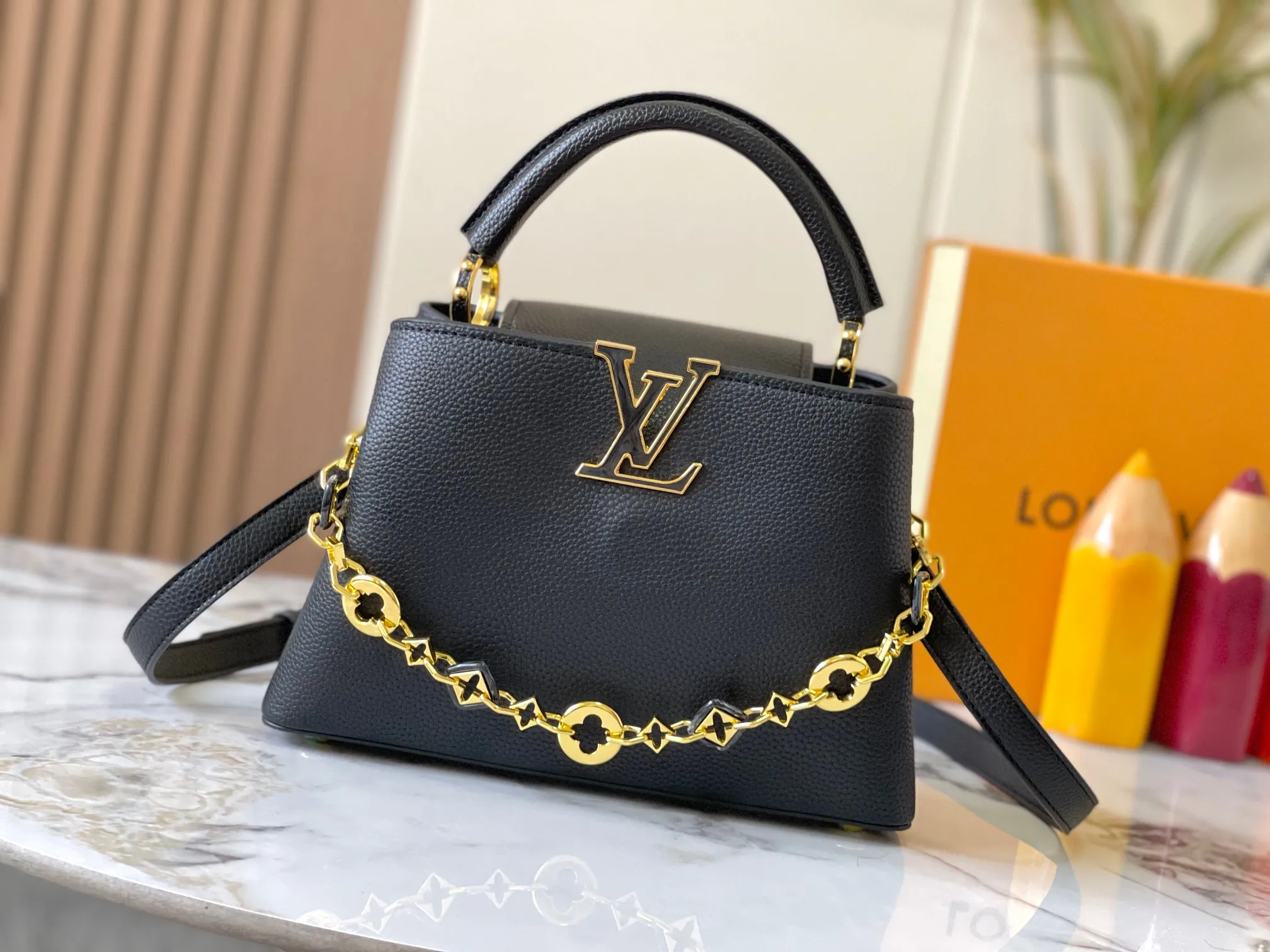 p480 [Guangzhou top quality original version] M14971 black This CapucinesBB handbag quotes the design elements of the Harmony series and tells the inspiration of the Monogram flower with a gorgeous chain. The Taurillon cow leather bag is embellished with the resin-coated LV logo, and the flap can be opened externally or internally to reveal a neat interior with multiple pockets. Size:27×18×9cm