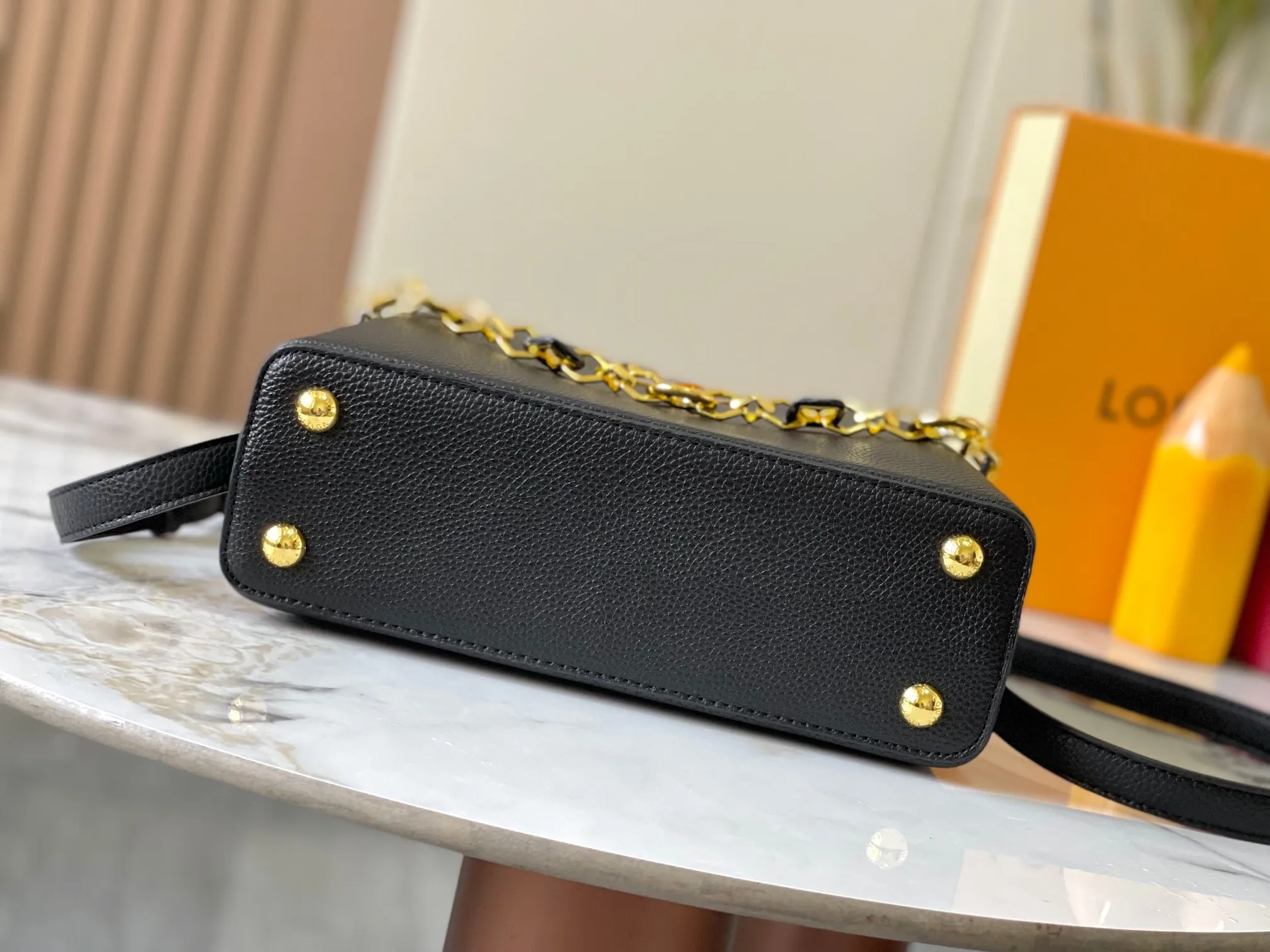p480 [Guangzhou top quality original version] M14971 black This CapucinesBB handbag quotes the design elements of the Harmony series and tells the inspiration of the Monogram flower with a gorgeous chain. The Taurillon cow leather bag is embellished with the resin-coated LV logo, and the flap can be opened externally or internally to reveal a neat interior with multiple pockets. Size:27×18×9cm