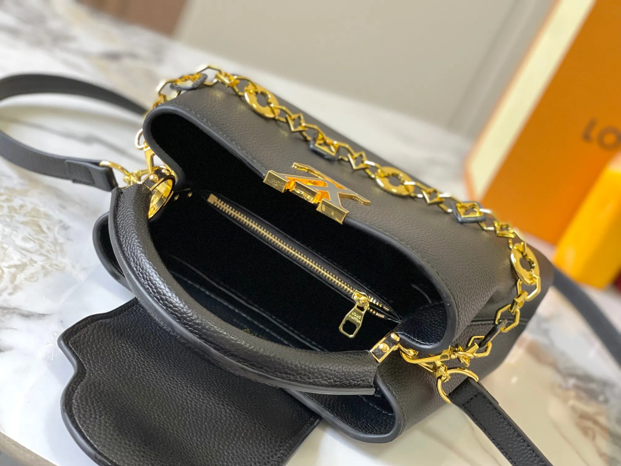 p480 [Guangzhou top quality original version] M14971 black This CapucinesBB handbag quotes the design elements of the Harmony series and tells the inspiration of the Monogram flower with a gorgeous chain. The Taurillon cow leather bag is embellished with the resin-coated LV logo, and the flap can be opened externally or internally to reveal a neat interior with multiple pockets. Size:27×18×9cm
