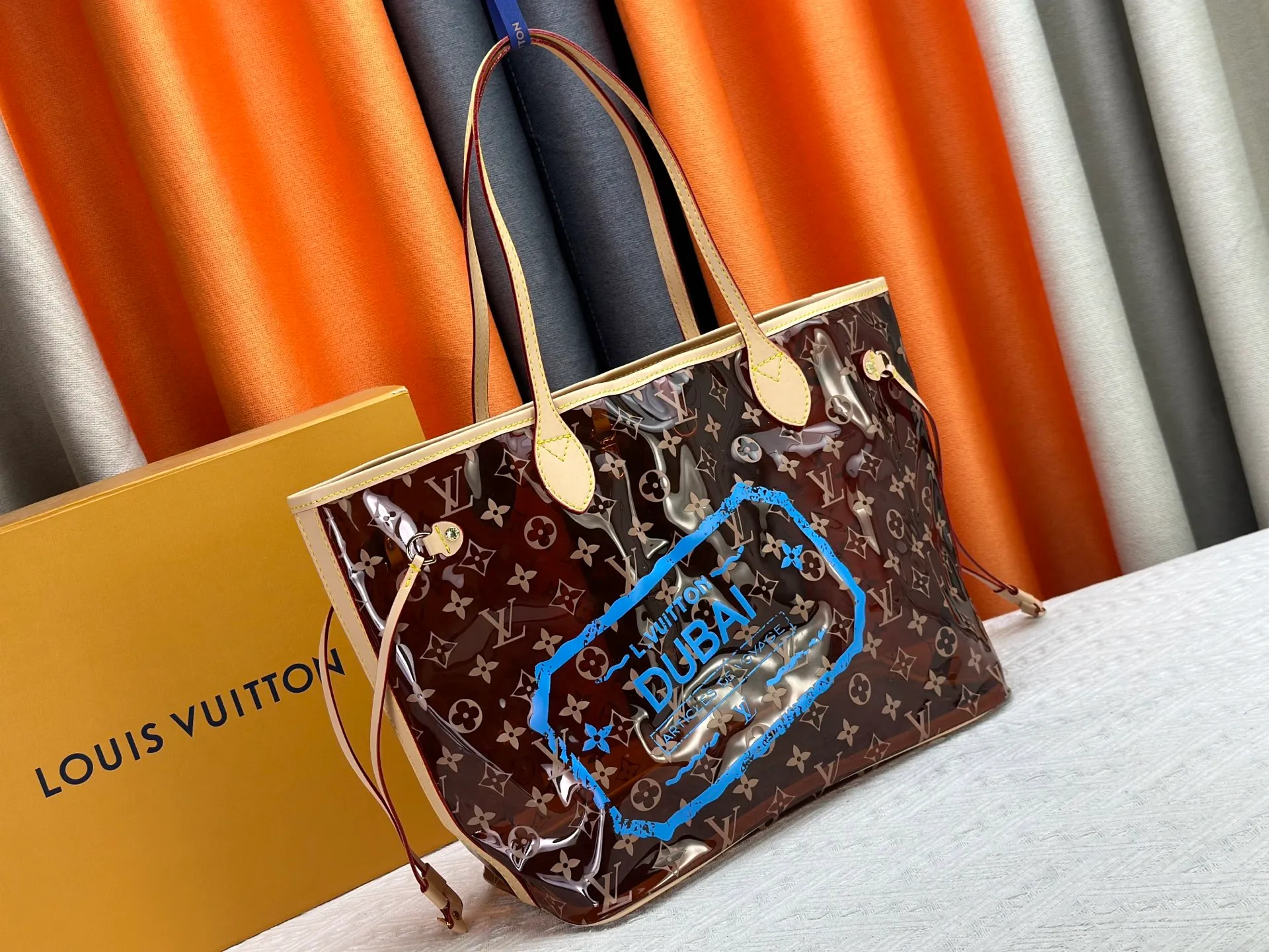P340 M13263 45686 M40995 M14492 14491 M45685 This Presbyopia Cherry Neverfull medium handbag reinterprets the cheerful elements of the Louis Vuitton Cow leather trim completes the classic style. Dimensions: 31.0 x 28.0 x 14.0 cm (length x height x width)
