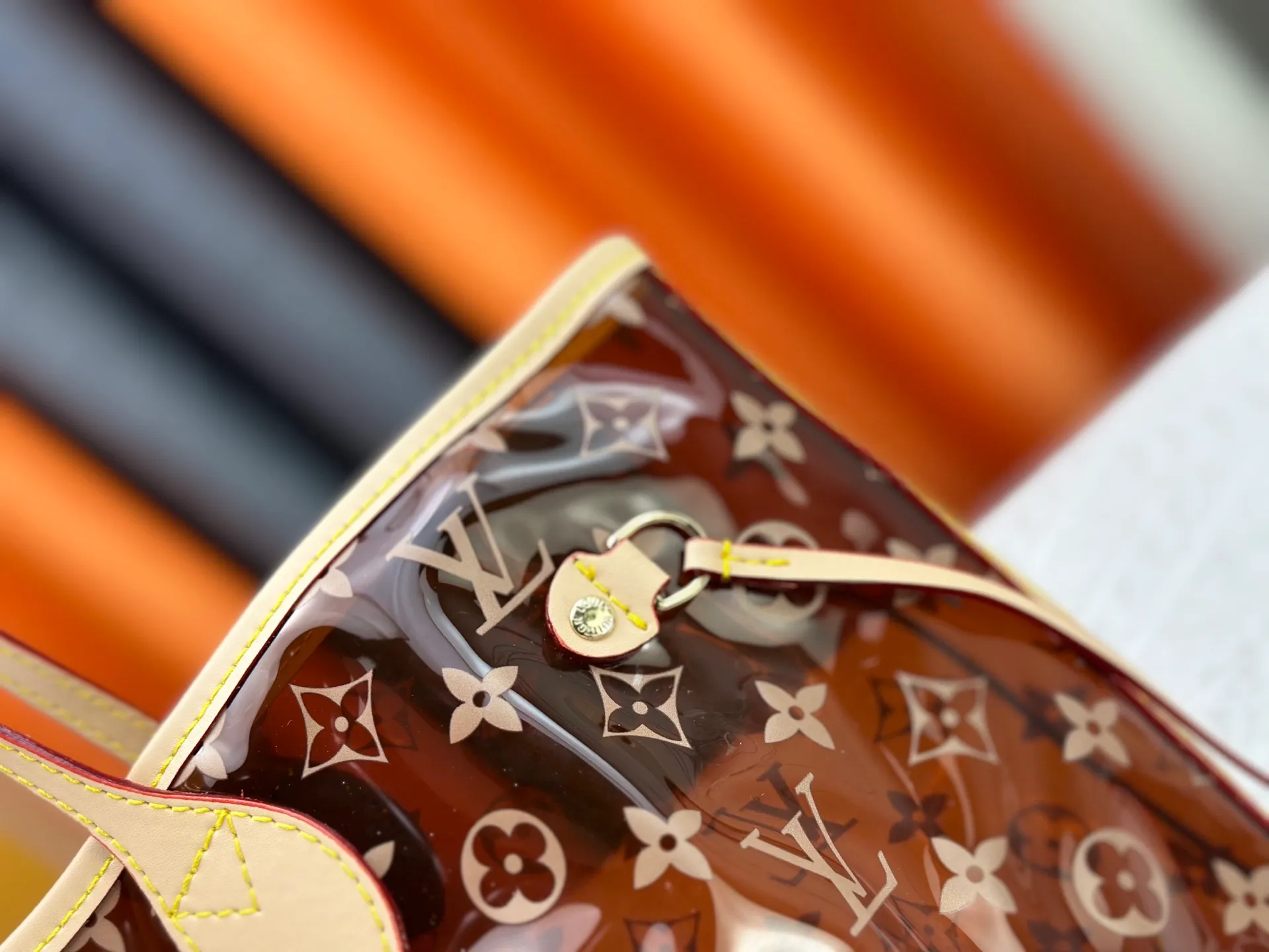 P340 M13263 45686 M40995 M14492 14491 M45685 This Presbyopia Cherry Neverfull medium handbag reinterprets the cheerful elements of the Louis Vuitton Cow leather trim completes the classic style. Dimensions: 31.0 x 28.0 x 14.0 cm (length x height x width)
