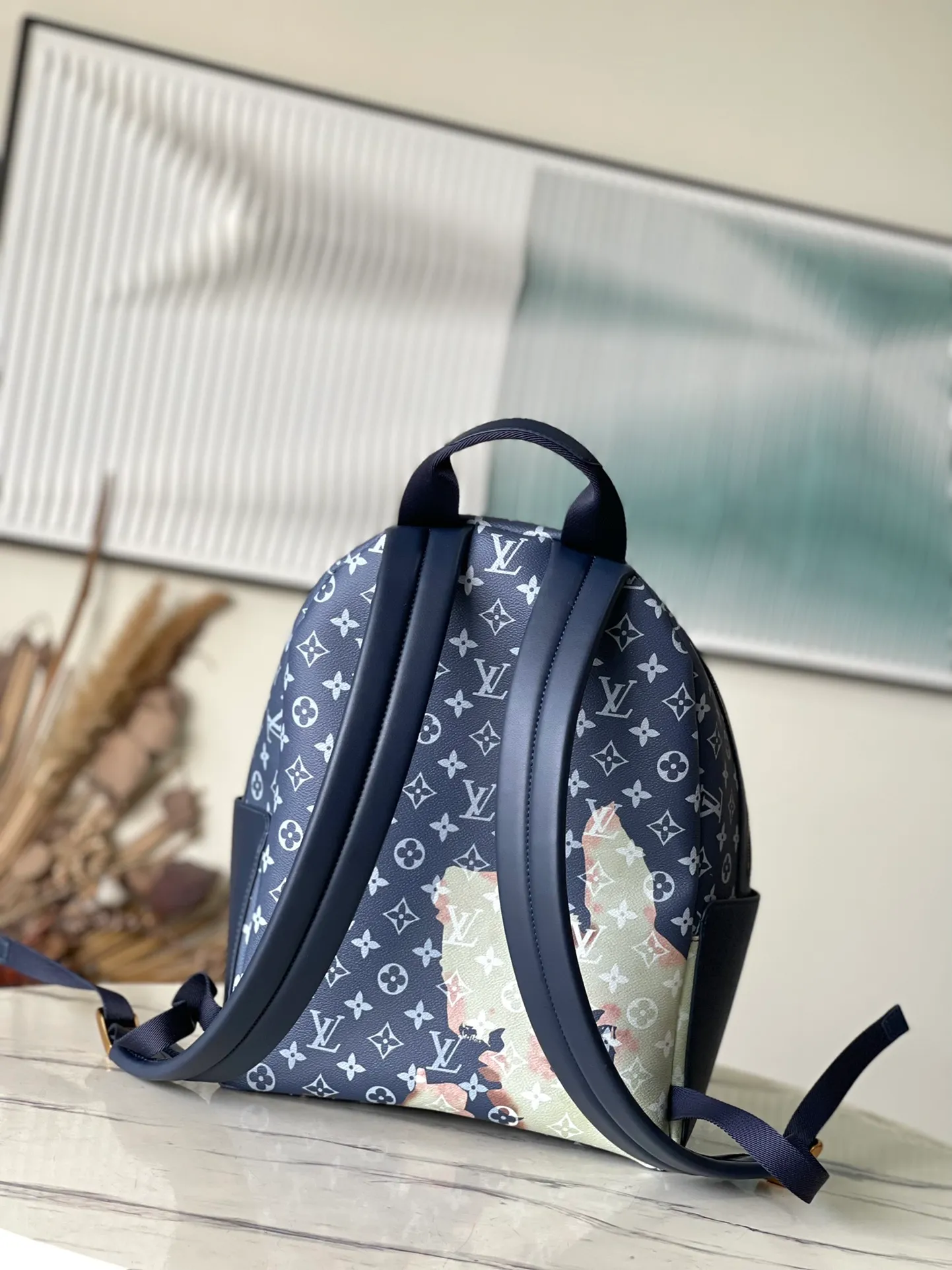 💰1180 Top Original M46806 Blue Backpack Series Christopher Small Backpack is designed with the inspiration of comfortable beach fire, and presents blue, orange and warm tones respectively to form a contrasting beauty. As the last design of the virgil team, the presbyopia denim jacket is presented with a faded effect, and uses the abstract shape of fireworks to fit the design theme. The style is younger, and the overall appearance is still good, a beautiful completion. Size 29-38-20cm