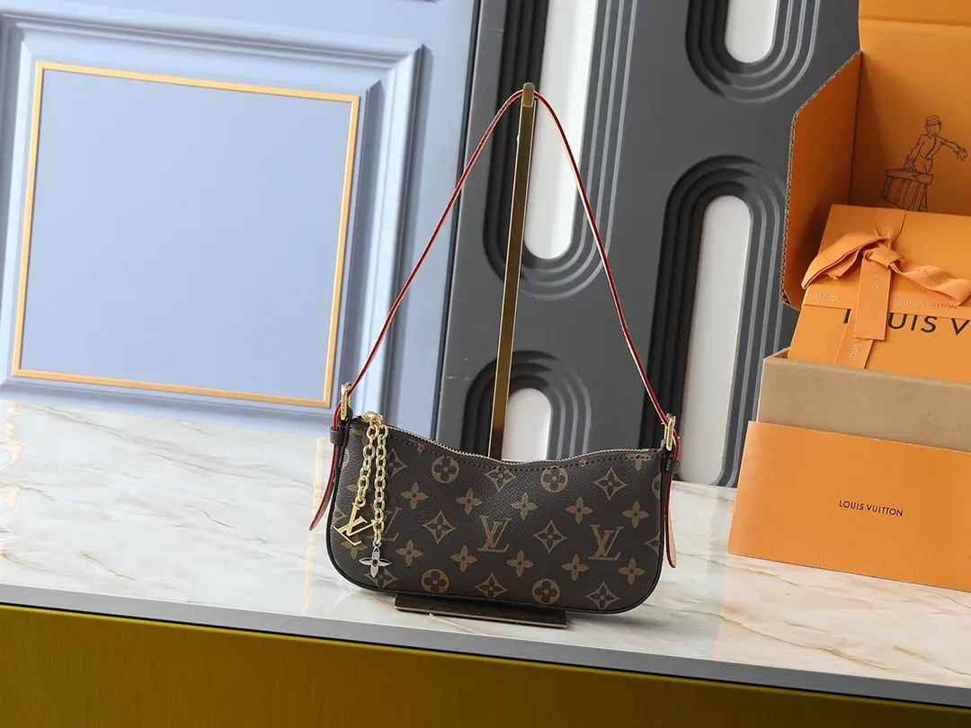 💰220💰Upgraded from the original M25525 M25784. This Liv Pochette handbag is made of elegant Monogram Denim fabric to create a retro style, showing new season ingenuity and can be carried comfortably under the arm. The dazzling chain and adjustable shoulder strap are detachable, allowing for a variety of styling possibilities, and the logo nameplate proves the brand's exquisite craftsmanship. Dimensions: 23 x 10 x 4 cm (length x height x width)