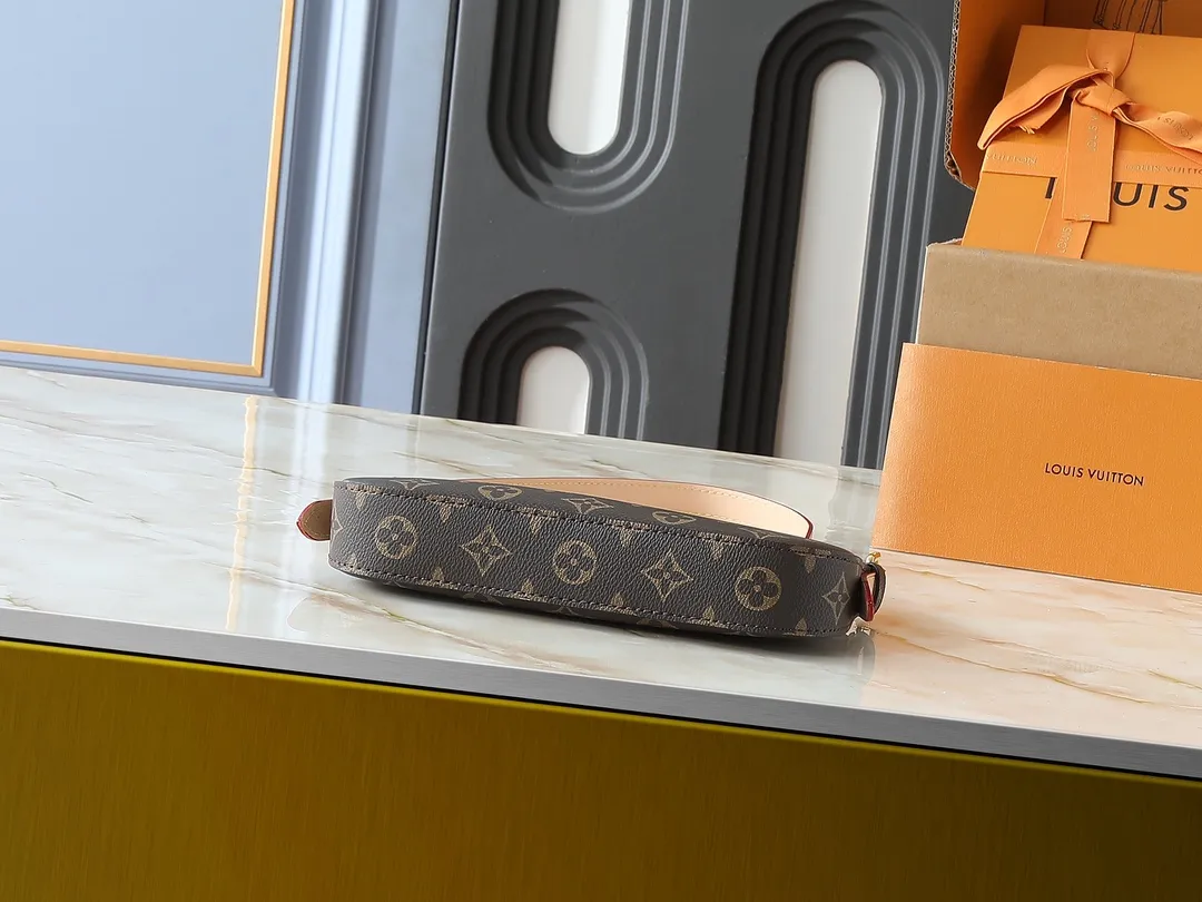 💰220💰Upgraded from the original M25525 M25784. This Liv Pochette handbag is made of elegant Monogram Denim fabric to create a retro style, showing new season ingenuity and can be carried comfortably under the arm. The dazzling chain and adjustable shoulder strap are detachable, allowing for a variety of styling possibilities, and the logo nameplate proves the brand's exquisite craftsmanship. Dimensions: 23 x 10 x 4 cm (length x height x width)