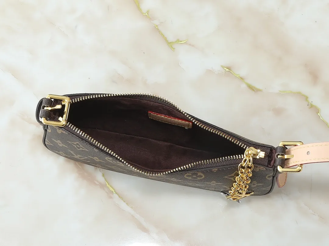 💰220💰Upgraded from the original M25525 M25784. This Liv Pochette handbag is made of elegant Monogram Denim fabric to create a retro style, showing new season ingenuity and can be carried comfortably under the arm. The dazzling chain and adjustable shoulder strap are detachable, allowing for a variety of styling possibilities, and the logo nameplate proves the brand's exquisite craftsmanship. Dimensions: 23 x 10 x 4 cm (length x height x width)