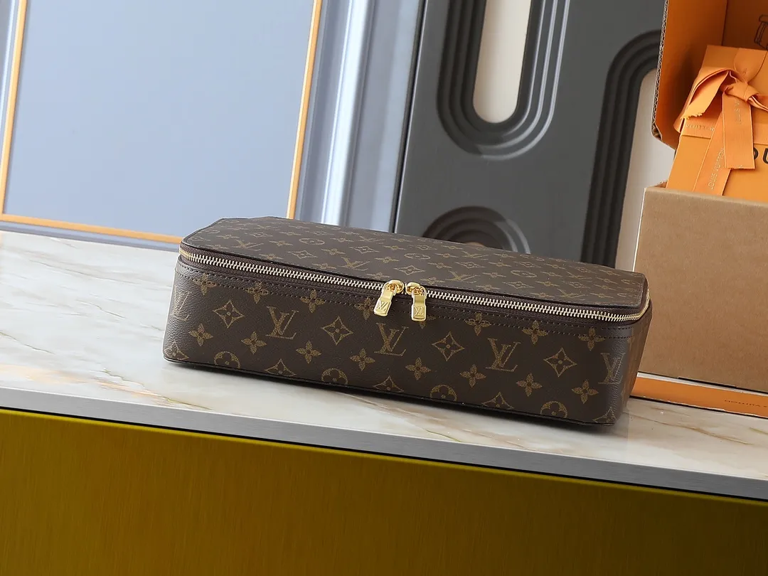 💰Large 130. Medium 120. Small 220💰Upgraded original M43690 M43689 M43688 old flower, black flower, black grid, jewelry box meets modern style travel jewelry box. Presbyopia storage box cosmetic bag box jewelry box, elegant red microfiber lining, this exquisite and elegant Monogram treasure can safely store earrings, necklaces, bracelets and rings. The size is large 34.0×22.0×8.5, medium 22.4x14x8.5, small 17x9.5x8.5 cm.