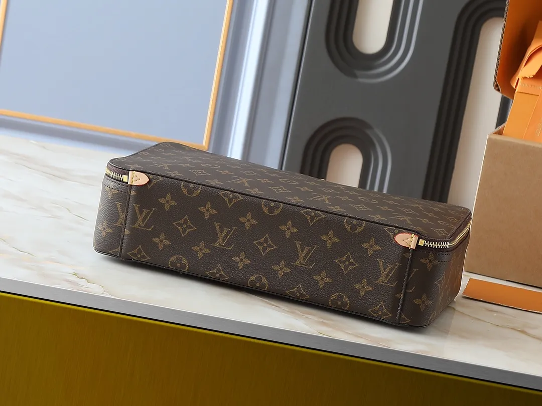 💰Large 130. Medium 120. Small 220💰Upgraded original M43690 M43689 M43688 old flower, black flower, black grid, jewelry box meets modern style travel jewelry box. Presbyopia storage box cosmetic bag box jewelry box, elegant red microfiber lining, this exquisite and elegant Monogram treasure can safely store earrings, necklaces, bracelets and rings. The size is large 34.0×22.0×8.5, medium 22.4x14x8.5, small 17x9.5x8.5 cm.