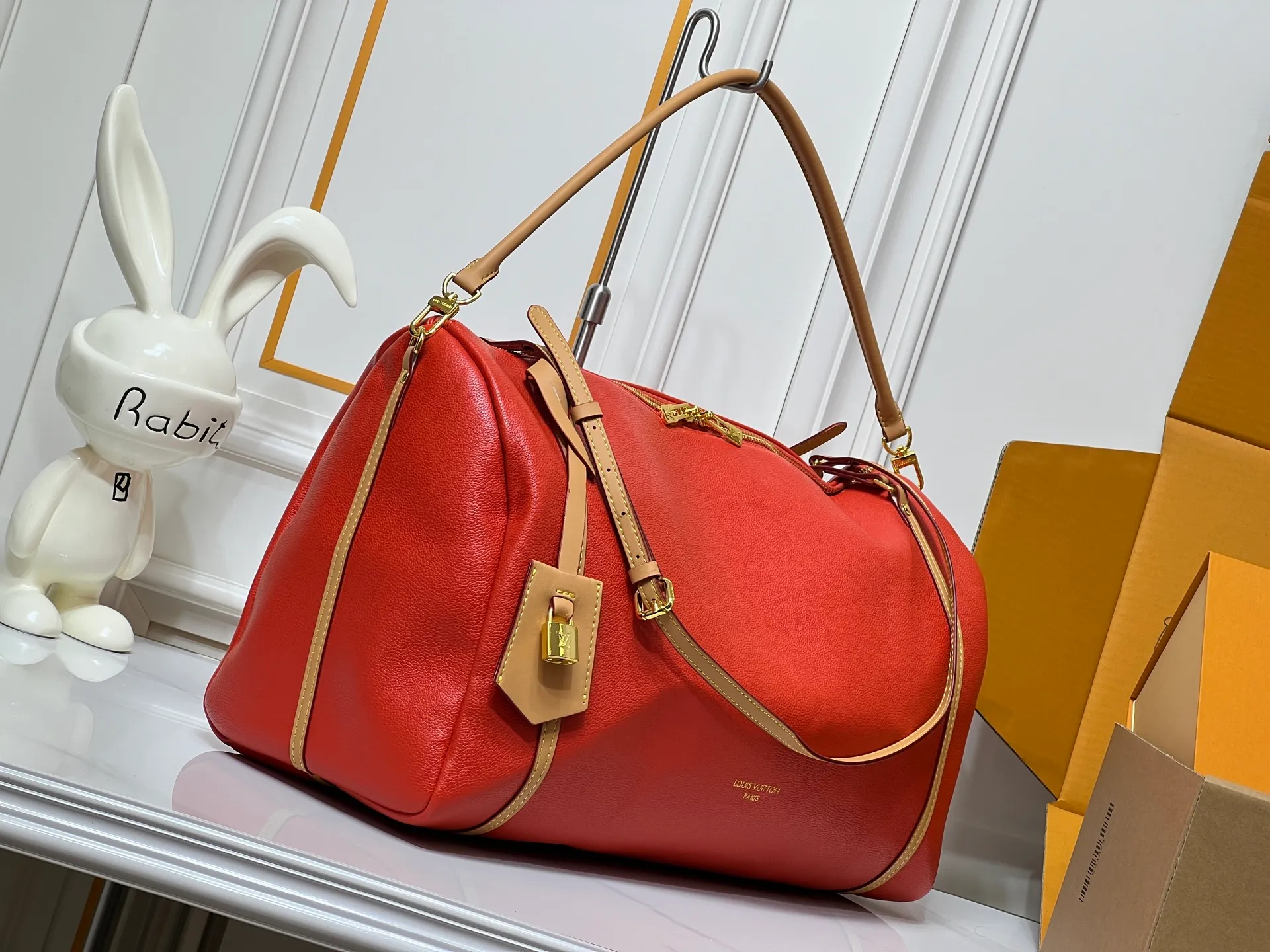 Batch 300💰Upgraded original M26037 M26451 M26359 M26397 M26358 M26039 M26905 M26360 M13668 M13667 This large Express Travel handbag injects a gentle atmosphere into the classic Keepall handbag, highlighting Nicolas Ghesquière's keen insight into the rhythm of urban travel. Made from fine-grained cowhide leather with Monogram canvas elements, the soft construction offers plenty of space, and the adjustable handle and removable rolled-leather handle allow for flexible carrying. Dimensions: 45 x 20 x 27 (cm) ((length x height x width)