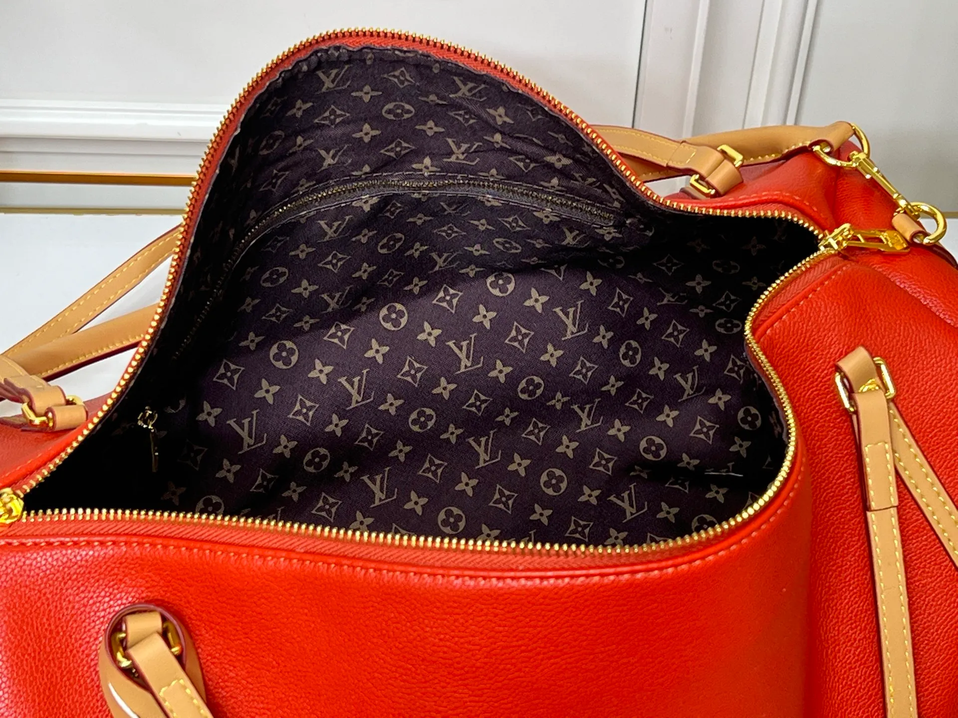 Batch 300💰Upgraded original M26037 M26451 M26359 M26397 M26358 M26039 M26905 M26360 M13668 M13667 This large Express Travel handbag injects a gentle atmosphere into the classic Keepall handbag, highlighting Nicolas Ghesquière's keen insight into the rhythm of urban travel. Made from fine-grained cowhide leather with Monogram canvas elements, the soft construction offers plenty of space, and the adjustable handle and removable rolled-leather handle allow for flexible carrying. Dimensions: 45 x 20 x 27 (cm) ((length x height x width)