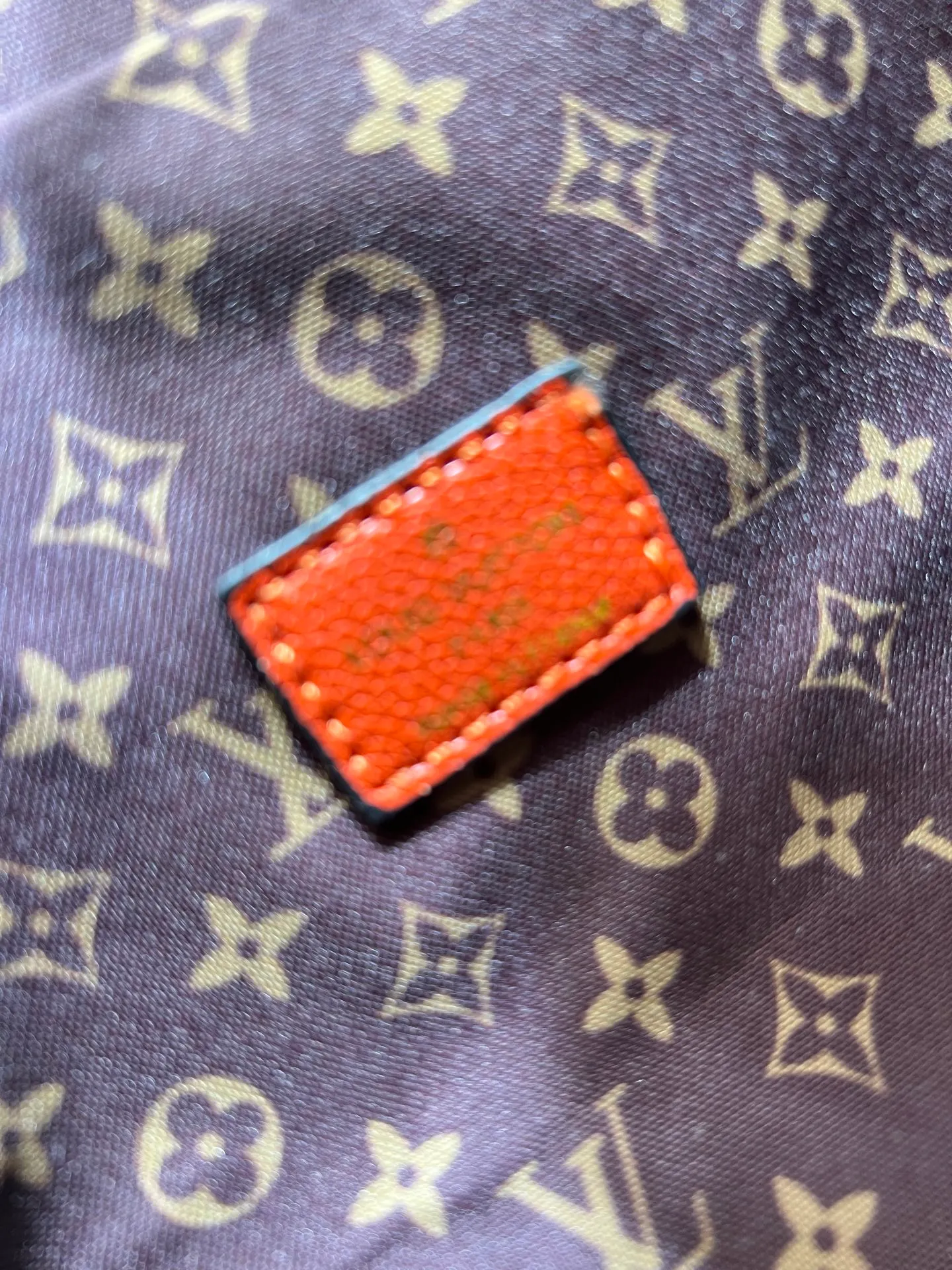 Batch 300💰Upgraded original M26037 M26451 M26359 M26397 M26358 M26039 M26905 M26360 M13668 M13667 This large Express Travel handbag injects a gentle atmosphere into the classic Keepall handbag, highlighting Nicolas Ghesquière's keen insight into the rhythm of urban travel. Made from fine-grained cowhide leather with Monogram canvas elements, the soft construction offers plenty of space, and the adjustable handle and removable rolled-leather handle allow for flexible carrying. Dimensions: 45 x 20 x 27 (cm) ((length x height x width)