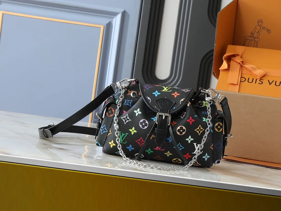 💰280💰Upgraded from the original M25554 MM25085 Odyssée handbag from the 2025 Early Fall series, it cleverly recalls the Excursion backpack design of the 2024 Cruise Early Spring series, paying tribute to Louis Vuitton's travel heritage with a classic touch. The cowhide leather body is decorated with the Monogram Bold pattern, and the decorative buckle and detachable chain are the finishing touches. The side pockets allow you to easily carry your keys or lipstick. Dimensions: 27.0 x 17.0 x 12.0 cm (length x height x width)