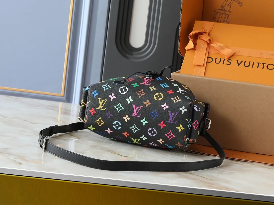 💰280💰Upgraded from the original M25554 MM25085 Odyssée handbag from the 2025 Early Fall series, it cleverly recalls the Excursion backpack design of the 2024 Cruise Early Spring series, paying tribute to Louis Vuitton's travel heritage with a classic touch. The cowhide leather body is decorated with the Monogram Bold pattern, and the decorative buckle and detachable chain are the finishing touches. The side pockets allow you to easily carry your keys or lipstick. Dimensions: 27.0 x 17.0 x 12.0 cm (length x height x width)