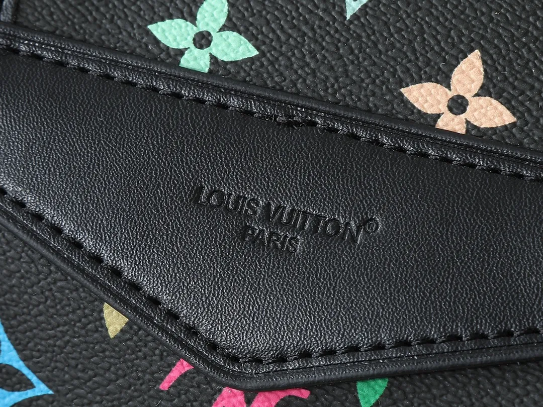💰280💰Upgraded from the original M25554 MM25085 Odyssée handbag from the 2025 Early Fall series, it cleverly recalls the Excursion backpack design of the 2024 Cruise Early Spring series, paying tribute to Louis Vuitton's travel heritage with a classic touch. The cowhide leather body is decorated with the Monogram Bold pattern, and the decorative buckle and detachable chain are the finishing touches. The side pockets allow you to easily carry your keys or lipstick. Dimensions: 27.0 x 17.0 x 12.0 cm (length x height x width)