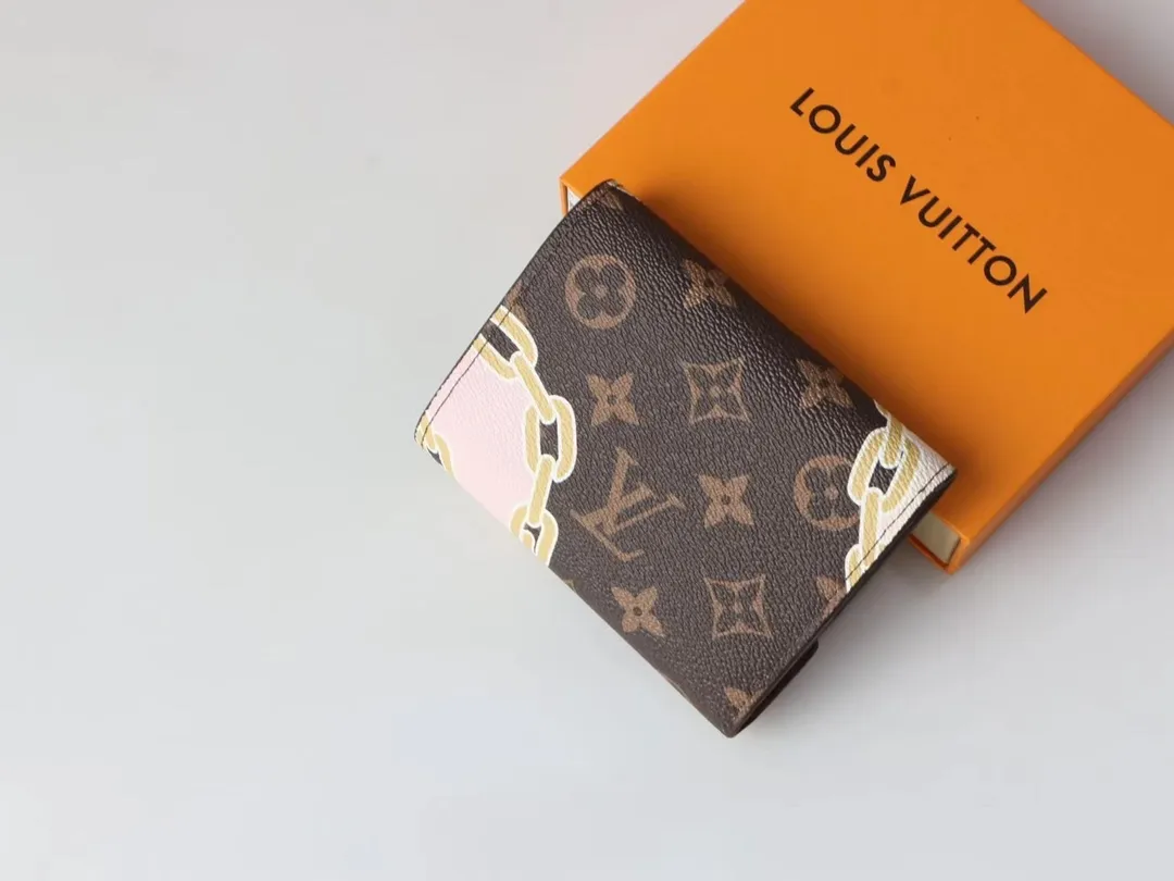 P130, M40468 Chic "Portefeuille Victorine" in printed canvas. Damier Azur canvas is combined with marine-inspired patterns in feminine rope and chain tones. Small flap wallet with three pockets and six card slots, fastened with gold-tone snap buttons and engraved Louis Vuitton signature. Size: 12*9.5*1.5cm