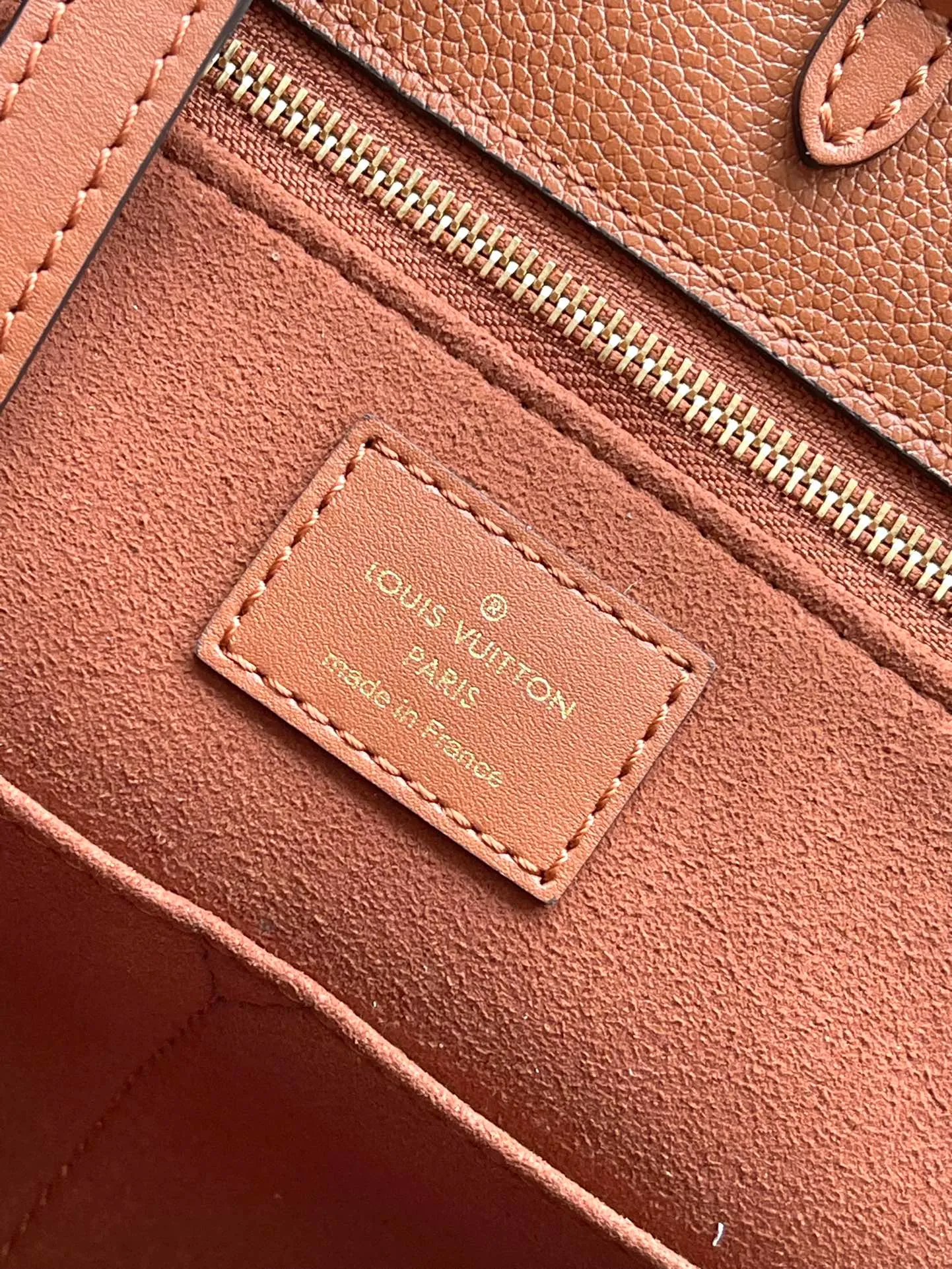 💰1140 (top-grain leather) Top-quality original order M12775 This medium-sized OnTheGo handbag is inspired by retro hard cases. The brand's iconic Monogram Empreinte leather is dyed with rich colors and matched with exquisite metal parts. The ample structure can accommodate a 13-inch laptop, and there are multiple inner pockets for convenient storage of items. Long and short handles enable multiple carrying methods. Dimensions: 35 × 27 × 14 cm