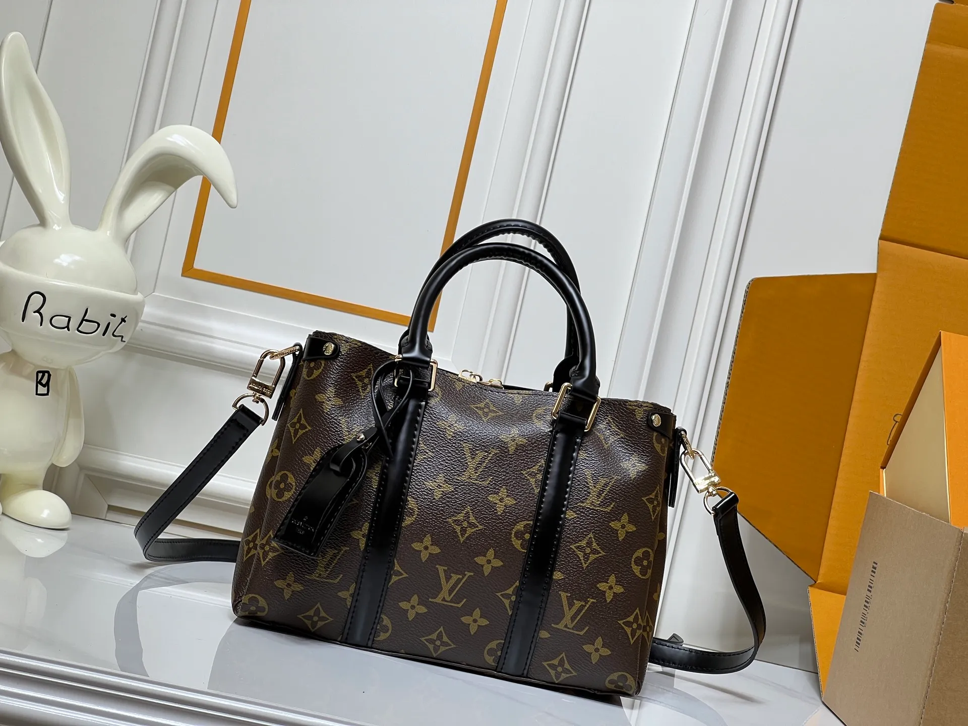 Batch 280💰Small size Upgraded original model Newly arrived OPEN HANDBAG handbag M44816 M44815 M44818 Black Pink Red Presbyopia Open Handbag Made of selected Monogram canvas, embellished with classic details, including side branches and two-sided textured leather trim, gold rivets and nails classic leather luggage tags, top handles and detachable and adjustable length shoulder straps. Large 35x24x15, small 29.0×19.0×10.0cm