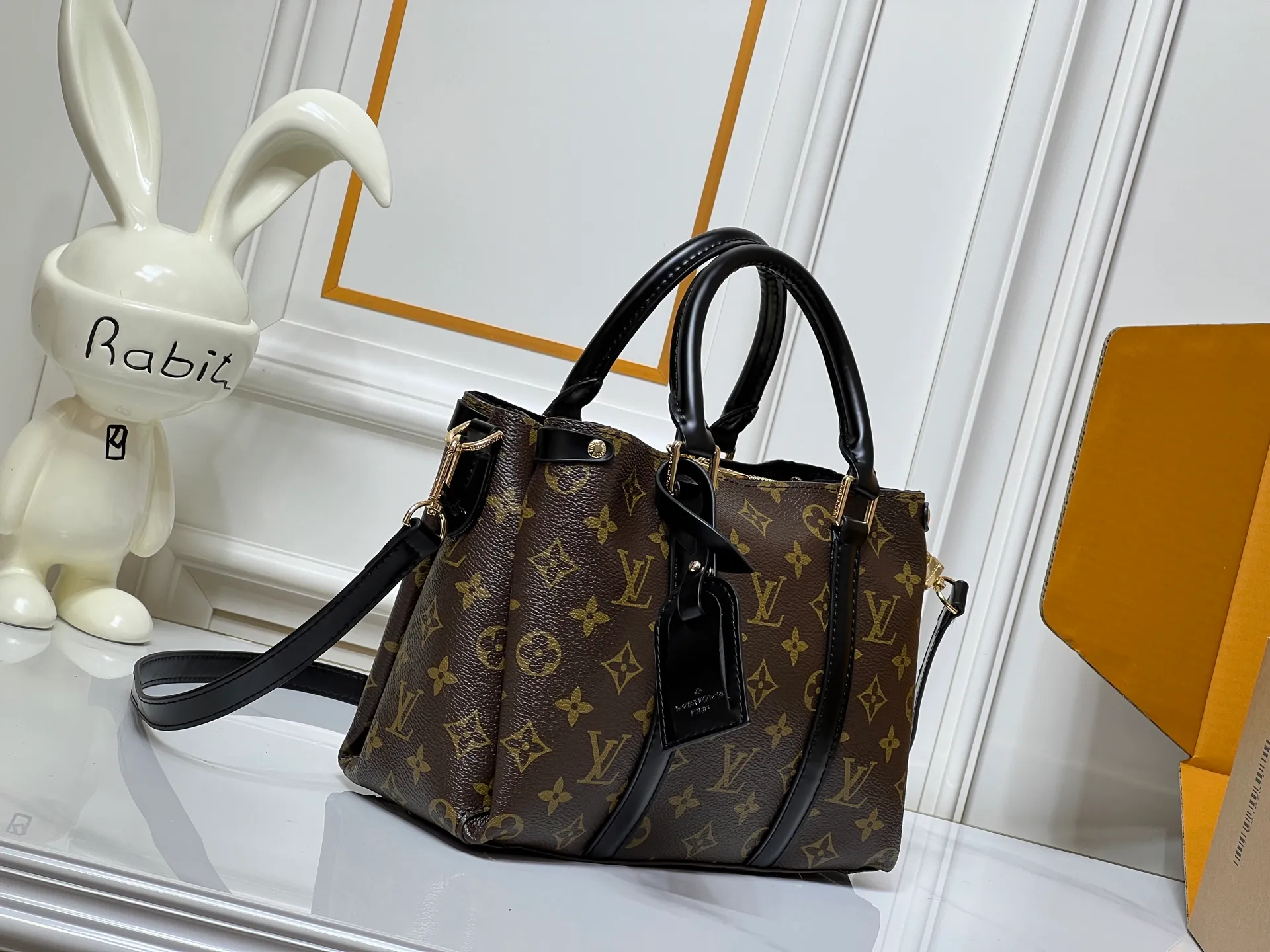 Batch 280💰Small size Upgraded original model Newly arrived OPEN HANDBAG handbag M44816 M44815 M44818 Black Pink Red Presbyopia Open Handbag Made of selected Monogram canvas, embellished with classic details, including side branches and two-sided textured leather trim, gold rivets and nails classic leather luggage tags, top handles and detachable and adjustable length shoulder straps. Large 35x24x15, small 29.0×19.0×10.0cm