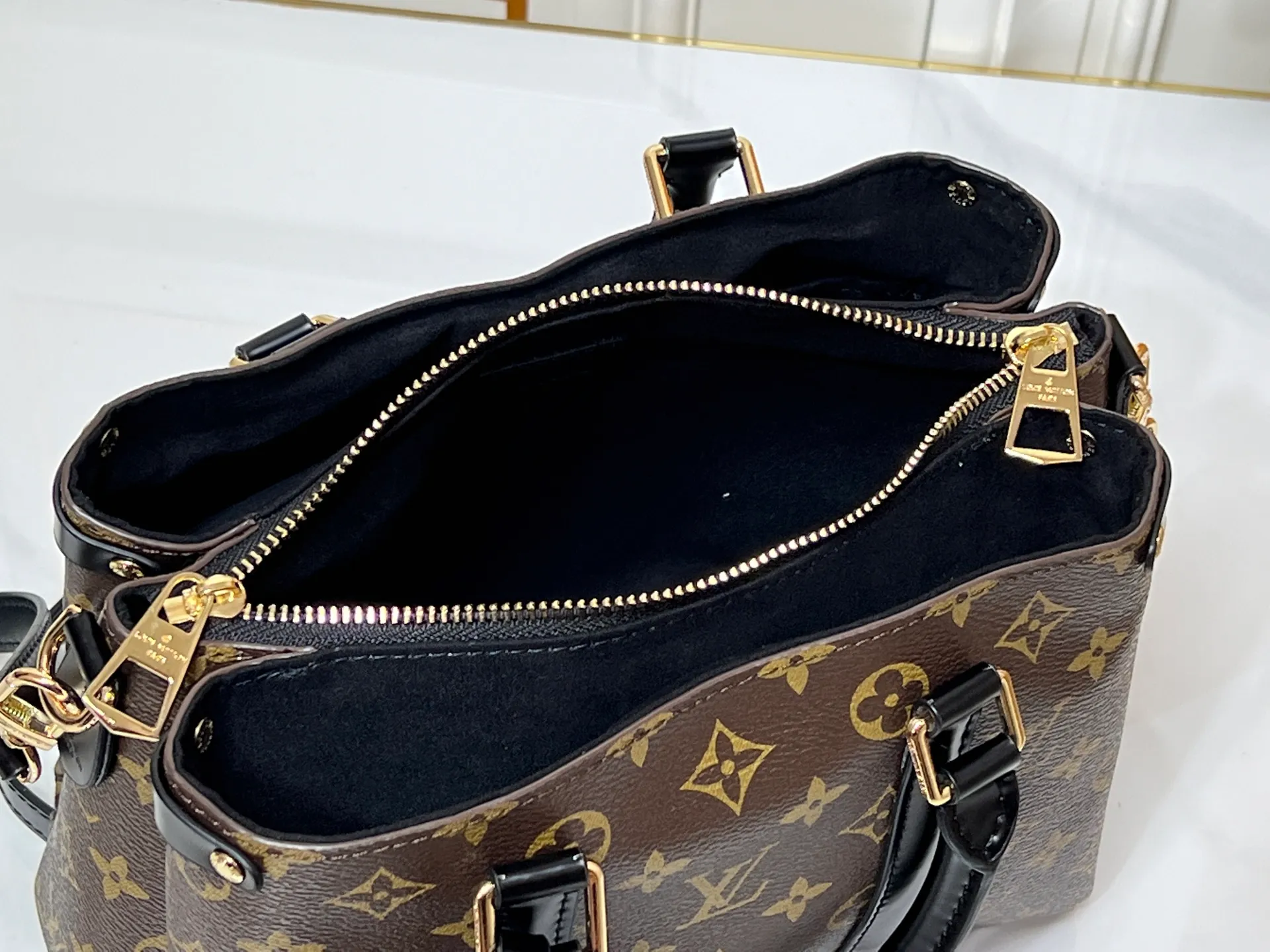 Batch 280💰Small size Upgraded original model Newly arrived OPEN HANDBAG handbag M44816 M44815 M44818 Black Pink Red Presbyopia Open Handbag Made of selected Monogram canvas, embellished with classic details, including side branches and two-sided textured leather trim, gold rivets and nails classic leather luggage tags, top handles and detachable and adjustable length shoulder straps. Large 35x24x15, small 29.0×19.0×10.0cm
