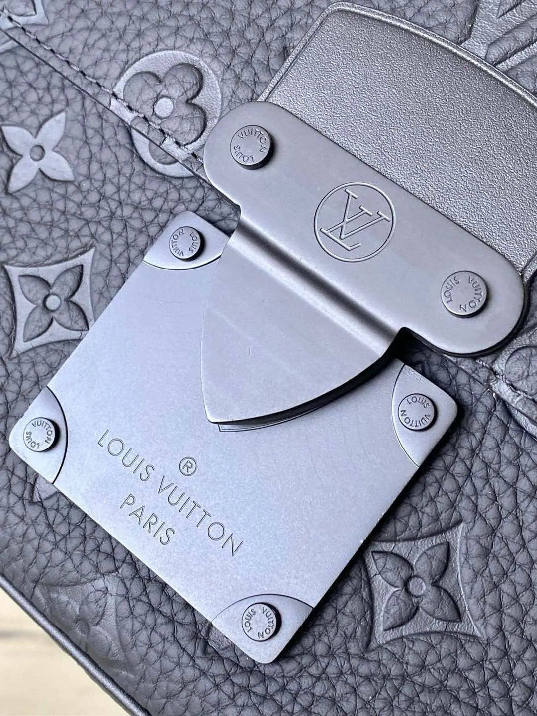 💰1000 (first-grain leather) Top-quality original M58489 full leather This S Lock messenger bag is made of soft Taurillon leather, in elegant black tones, embellished with the brand's traditional Monogram embossed pattern. Inspired by a hard case lock designed by Georges Vuitton in 1886, the magnetic lock keeps your belongings secure with a modern twist. Equipped with a hard case style handle and logo shoulder strap for easy carrying. Dimensions: 22 x 18 x 8 cm