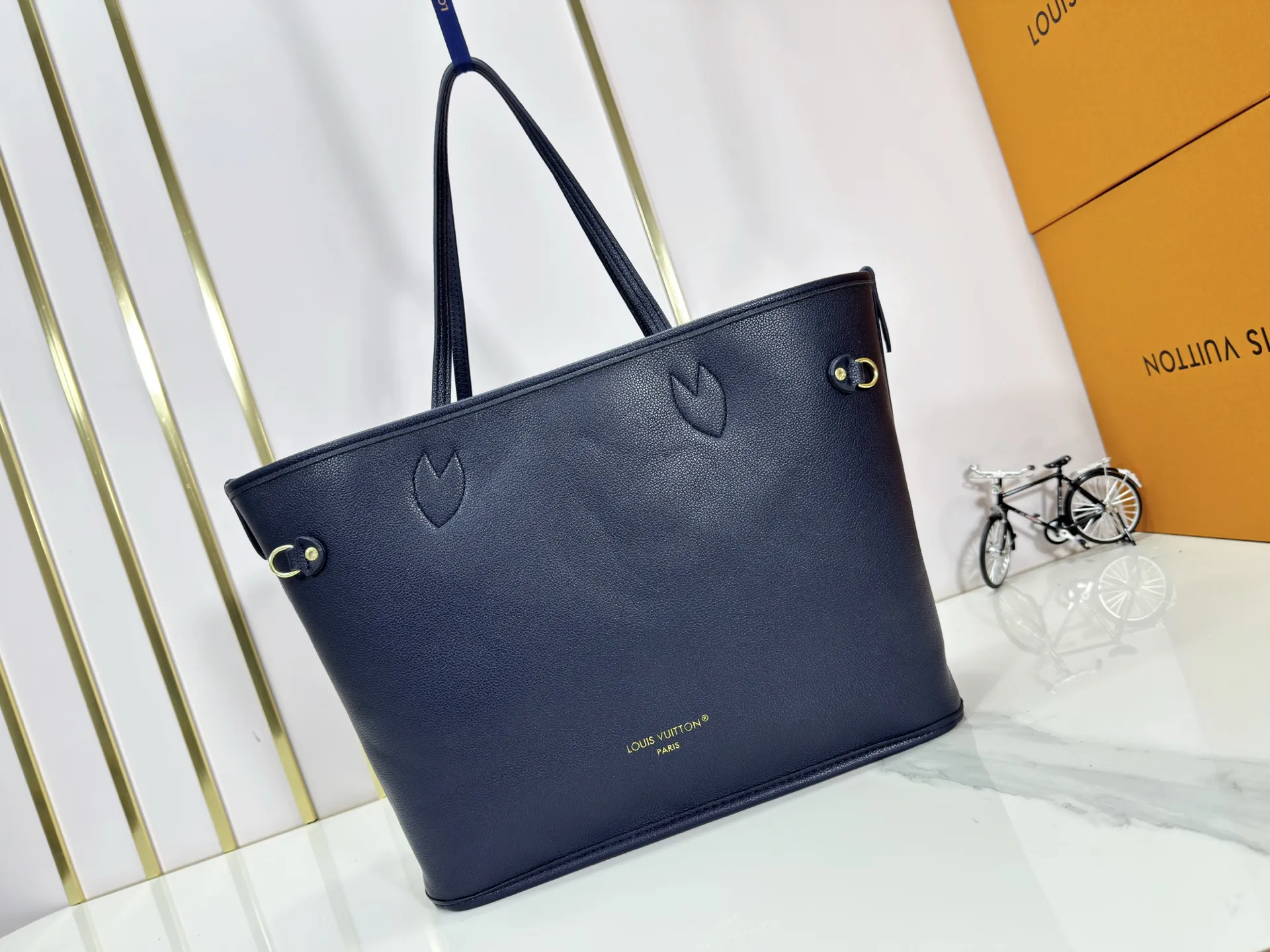 P240 Upgraded Original 14994 Blue M11946 Black M12061 Brown Neverfull Inside Out medium handbag uses Monogram canvas and grained leather to create a new double-sided design. Its detachable pocket can easily be transformed into an outer bag or a compact shoulder bag. Size: 31*28*14cm