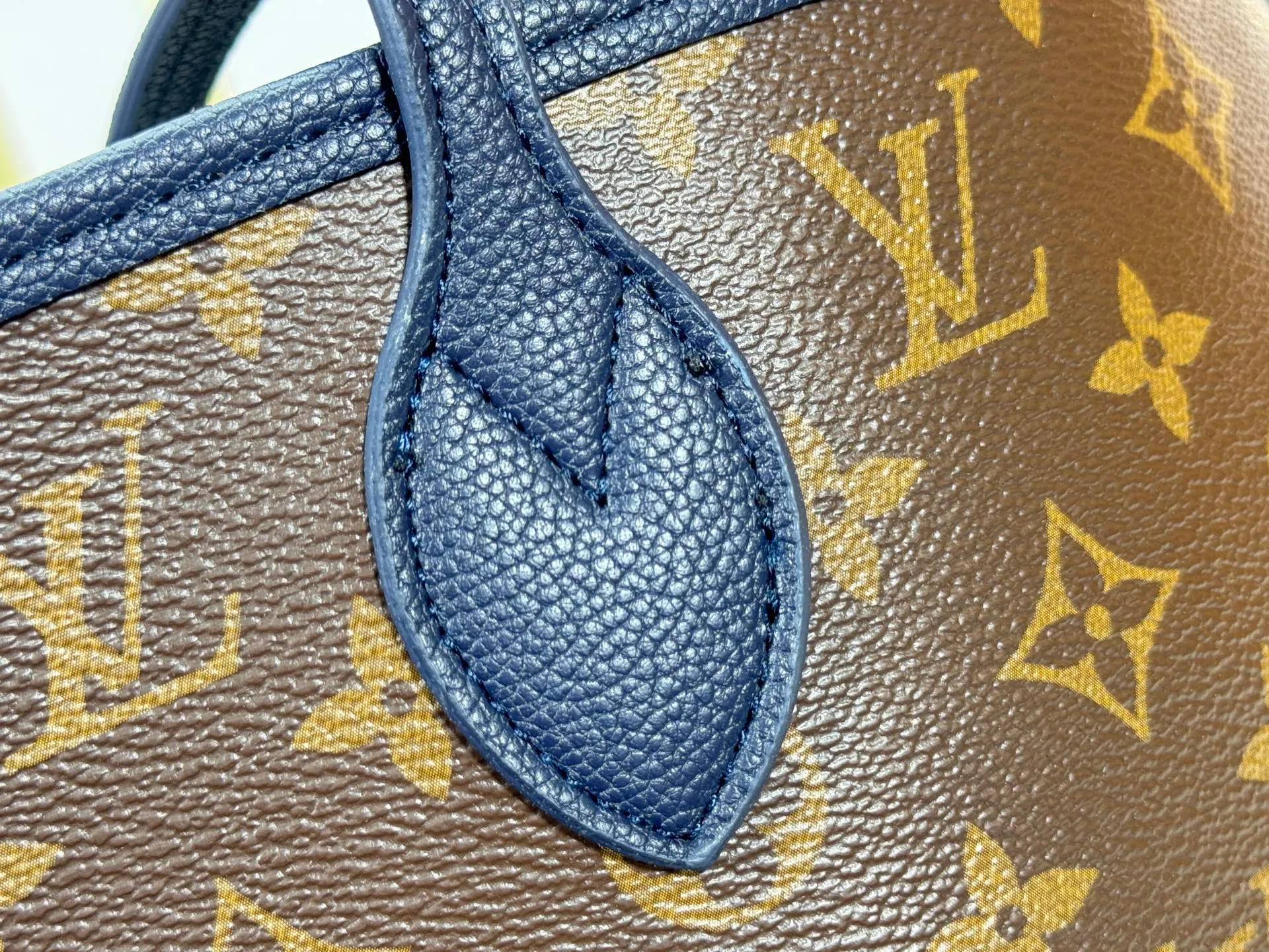 P240 Upgraded Original 14994 Blue M11946 Black M12061 Brown Neverfull Inside Out medium handbag uses Monogram canvas and grained leather to create a new double-sided design. Its detachable pocket can easily be transformed into an outer bag or a compact shoulder bag. Size: 31*28*14cm
