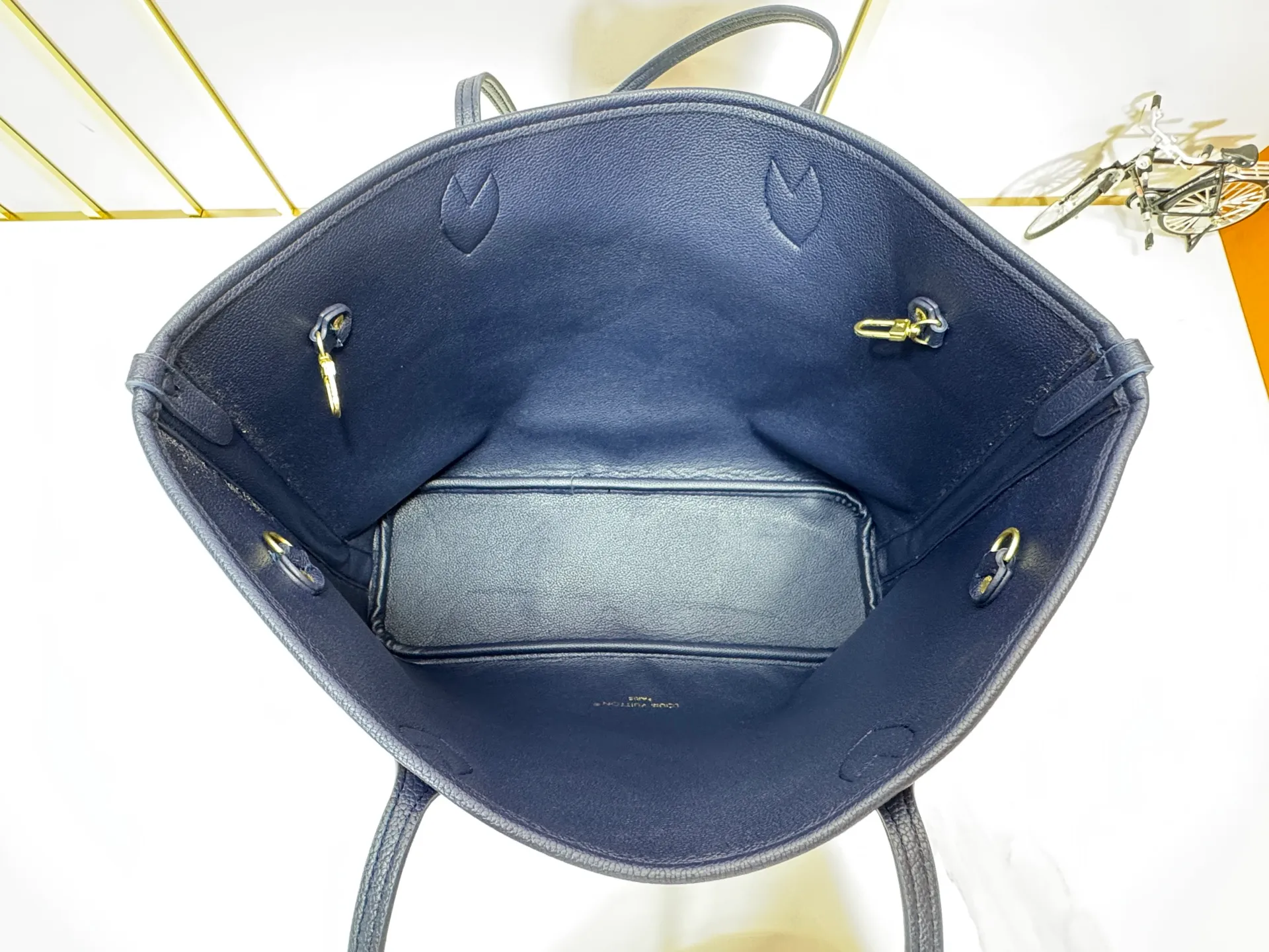 P240 Upgraded Original 14994 Blue M11946 Black M12061 Brown Neverfull Inside Out medium handbag uses Monogram canvas and grained leather to create a new double-sided design. Its detachable pocket can easily be transformed into an outer bag or a compact shoulder bag. Size: 31*28*14cm