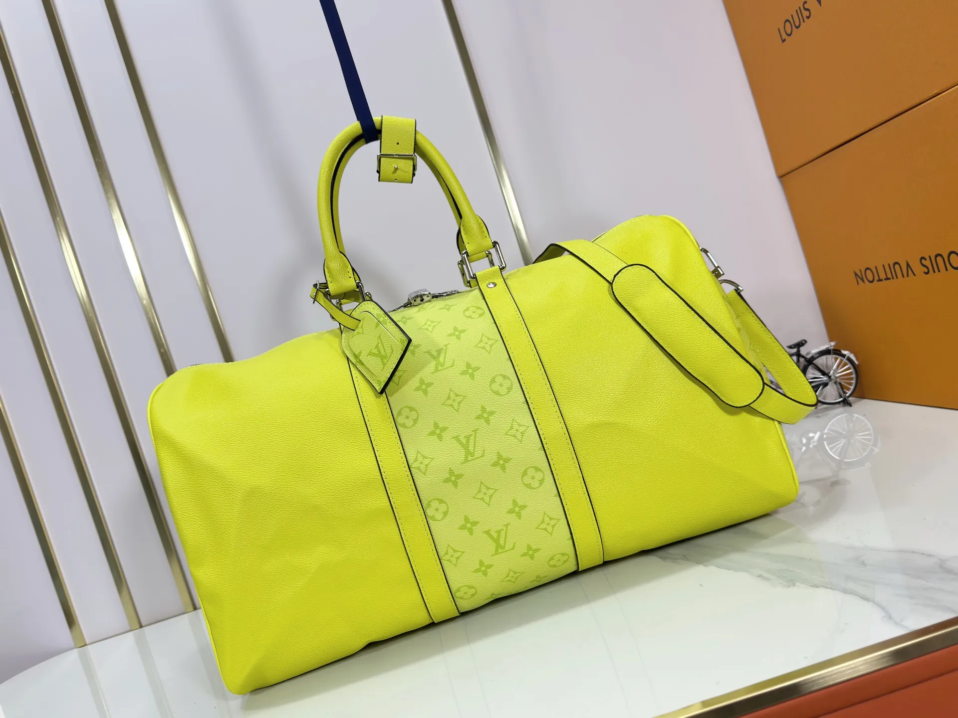 P340 Upgraded original version M30941 yellow M30885 white M53776 silver M30235 gram MTaigarama series newly launches this keepall travel bag, which is made of flexible Taïga leather and classic canvas to create a dynamic configuration. The size is just right to accommodate your travel needs, size: 50x29x23cm