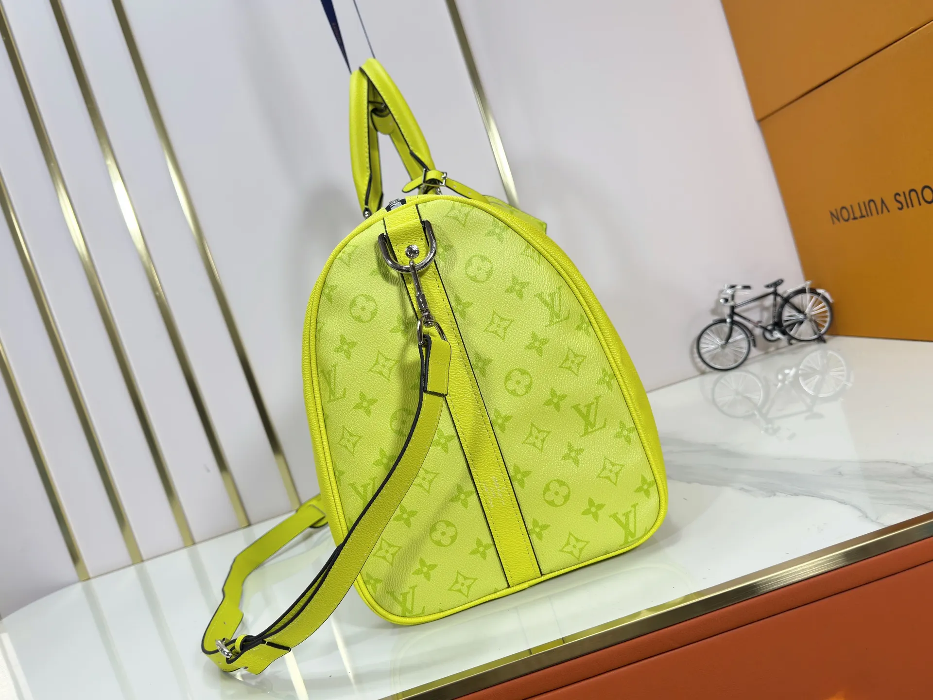 P340 Upgraded original version M30941 yellow M30885 white M53776 silver M30235 gram MTaigarama series newly launches this keepall travel bag, which is made of flexible Taïga leather and classic canvas to create a dynamic configuration. The size is just right to accommodate your travel needs, size: 50x29x23cm