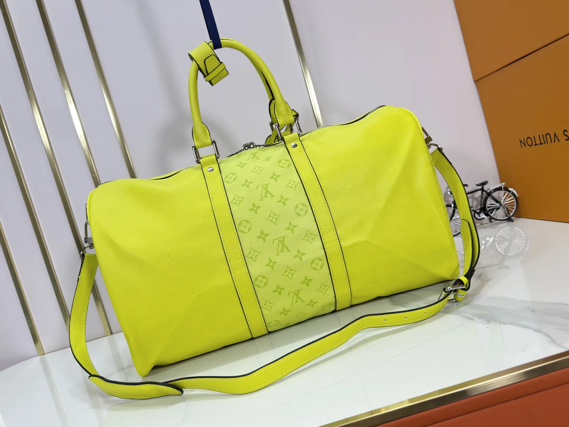 P340 Upgraded original version M30941 yellow M30885 white M53776 silver M30235 gram MTaigarama series newly launches this keepall travel bag, which is made of flexible Taïga leather and classic canvas to create a dynamic configuration. The size is just right to accommodate your travel needs, size: 50x29x23cm