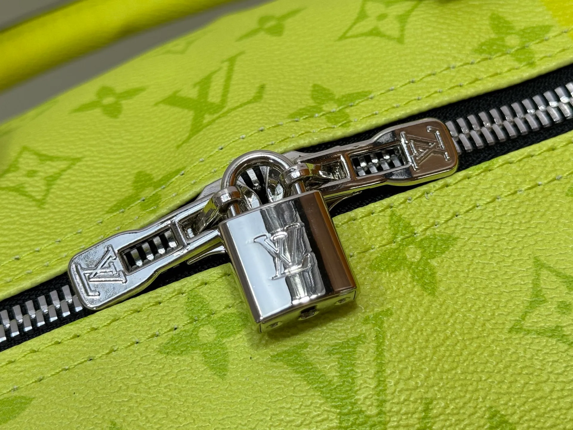 P340 Upgraded original version M30941 yellow M30885 white M53776 silver M30235 gram MTaigarama series newly launches this keepall travel bag, which is made of flexible Taïga leather and classic canvas to create a dynamic configuration. The size is just right to accommodate your travel needs, size: 50x29x23cm
