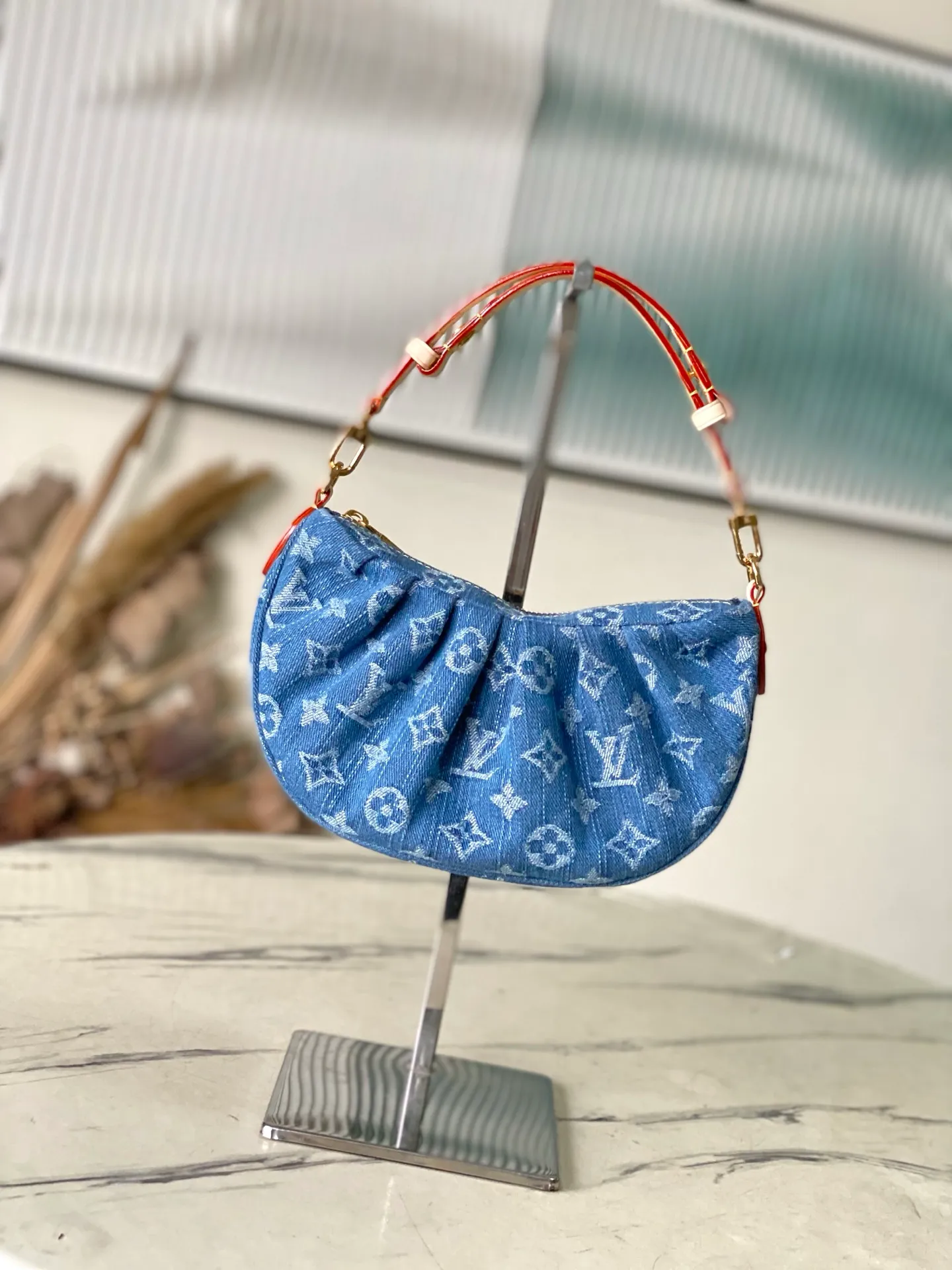 💰740 Top original order M13571 Pochette Valley handbag is made of Monogram cotton denim, with contrasting cow leather trim and dazzling metal parts, giving the classic design a modern style. Remove the handle and transform it into a clutch. Dimensions: 21 × 15 × 7 cm