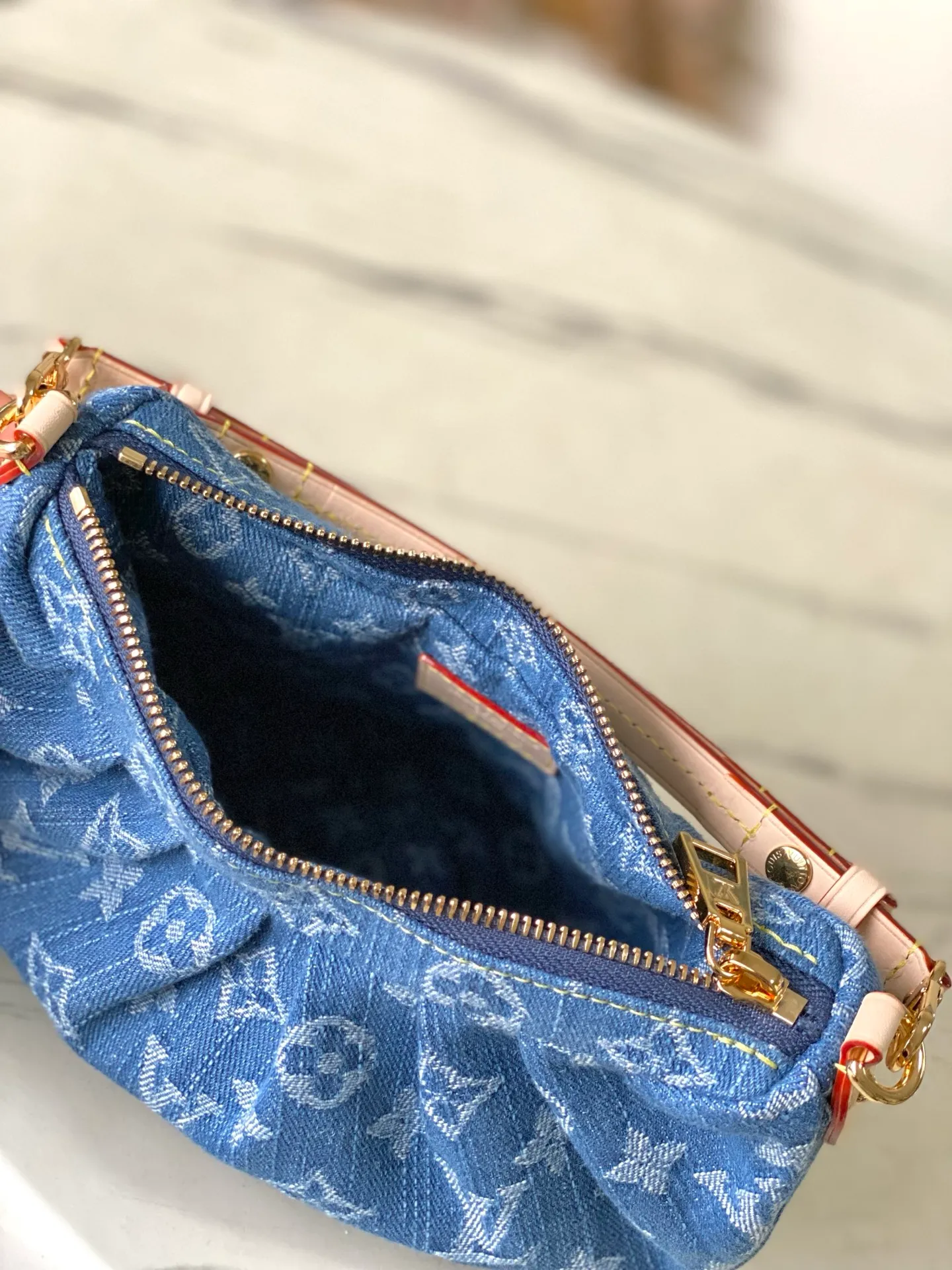 💰740 Top original order M13571 Pochette Valley handbag is made of Monogram cotton denim, with contrasting cow leather trim and dazzling metal parts, giving the classic design a modern style. Remove the handle and transform it into a clutch. Dimensions: 21 × 15 × 7 cm