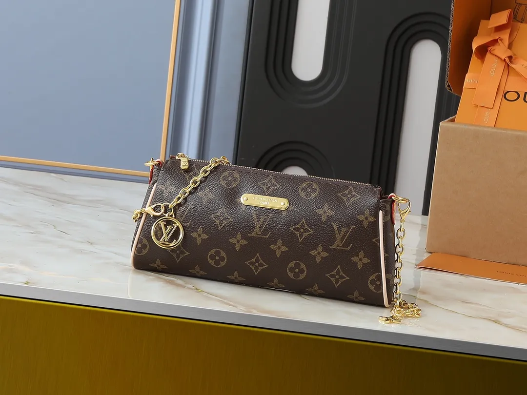 💰200💰Upgraded from the original M13567. This Pochette Eva handbag is made of the brand's Monogram canvas with contrasting leather trim, conveying elegance with a unique touch. The Louis Vuitton-engraved logo plate and detachable chain complement each other, and the shape is ideal for storing daily necessities such as a short wallet and cosmetics. Dimensions: 27.0 x 11.0 x 5.0 cm (length x height x width)