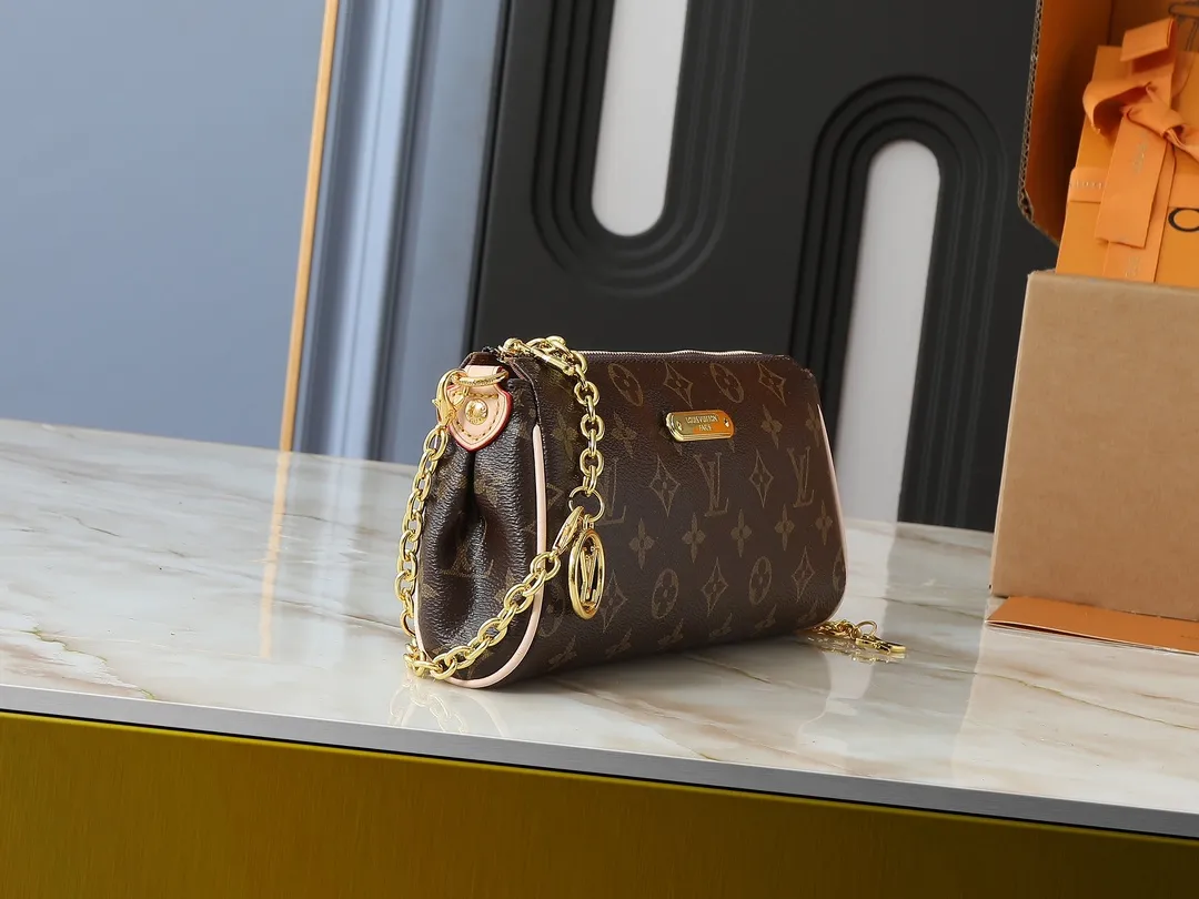 💰200💰Upgraded from the original M13567. This Pochette Eva handbag is made of the brand's Monogram canvas with contrasting leather trim, conveying elegance with a unique touch. The Louis Vuitton-engraved logo plate and detachable chain complement each other, and the shape is ideal for storing daily necessities such as a short wallet and cosmetics. Dimensions: 27.0 x 11.0 x 5.0 cm (length x height x width)