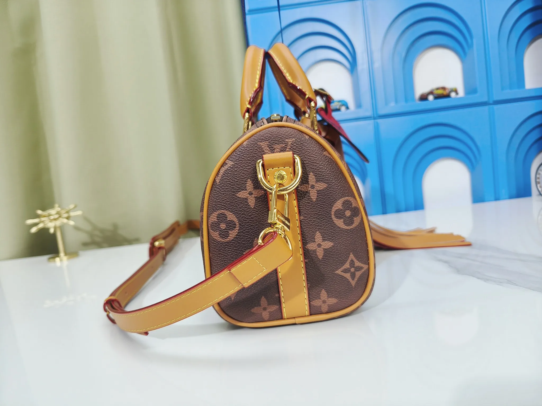 P260 upgraded original version M12609 presbyopic yellow, presbyopic blue, M11595 gradient gray, M20900 This Keepall 25 handbag is made of Monogram Eclipse Reverse canvas, showing an elegant reinterpretation of Louis Vuitton's classic pattern. Reinforced straps and leather name tags are signature elements of the Keepall collection, while a zipper closure keeps personal items safe and secure. Dimensions: 25.0 x 15.0 x 11.0 cm (length x height x width)
