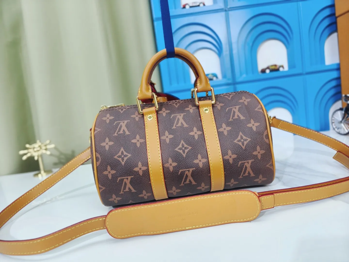 P260 upgraded original version M12609 presbyopic yellow, presbyopic blue, M11595 gradient gray, M20900 This Keepall 25 handbag is made of Monogram Eclipse Reverse canvas, showing an elegant reinterpretation of Louis Vuitton's classic pattern. Reinforced straps and leather name tags are signature elements of the Keepall collection, while a zipper closure keeps personal items safe and secure. Dimensions: 25.0 x 15.0 x 11.0 cm (length x height x width)