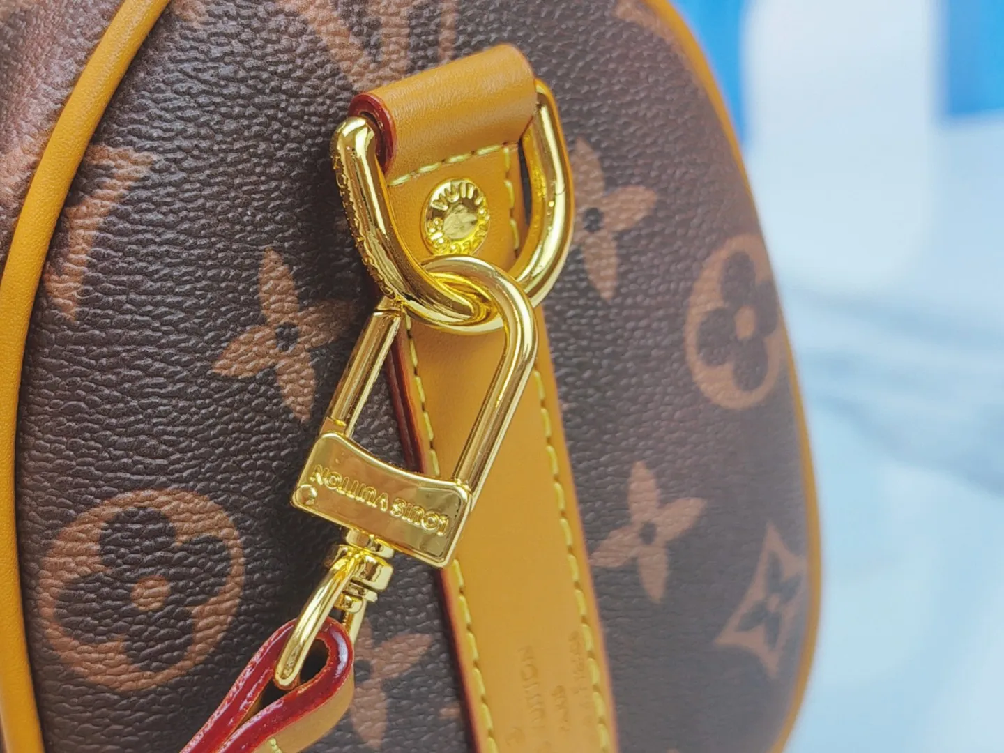 P260 upgraded original version M12609 presbyopic yellow, presbyopic blue, M11595 gradient gray, M20900 This Keepall 25 handbag is made of Monogram Eclipse Reverse canvas, showing an elegant reinterpretation of Louis Vuitton's classic pattern. Reinforced straps and leather name tags are signature elements of the Keepall collection, while a zipper closure keeps personal items safe and secure. Dimensions: 25.0 x 15.0 x 11.0 cm (length x height x width)